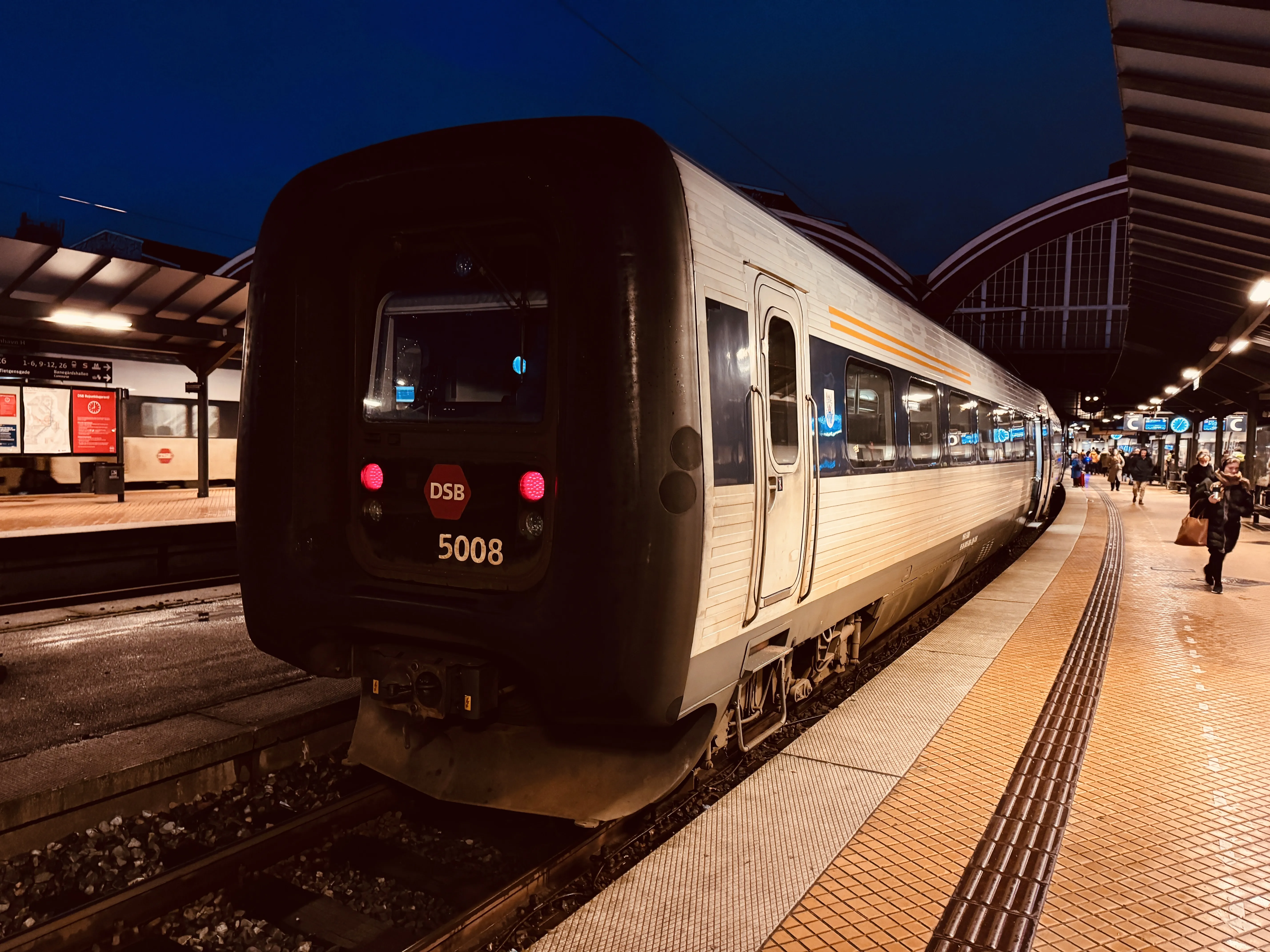 Billede af DSB MF 5008 fotograferet ud for København Hovedbanegård.