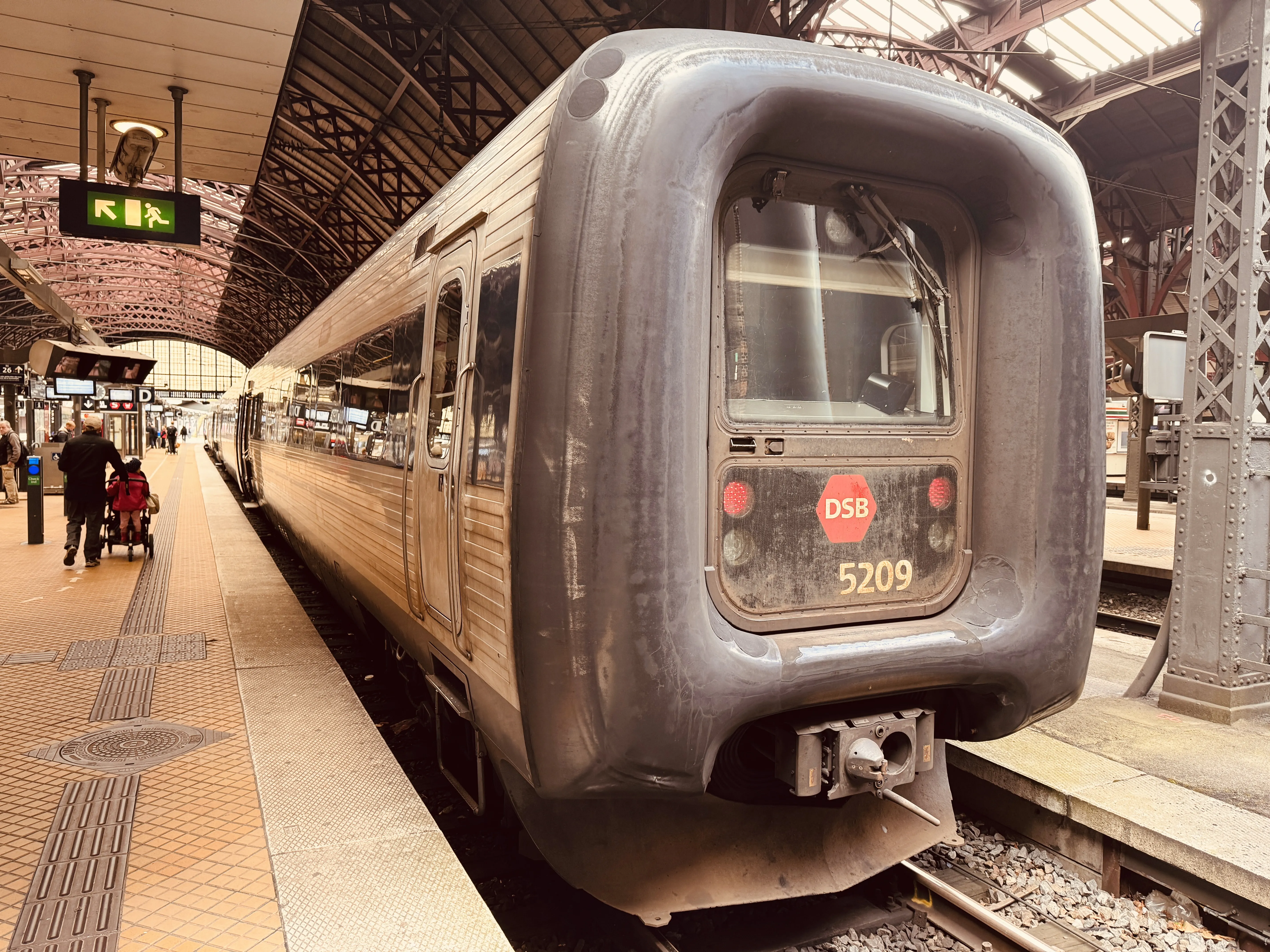 Billede af DSB MF 5009 fotograferet ud for København Hovedbanegård.