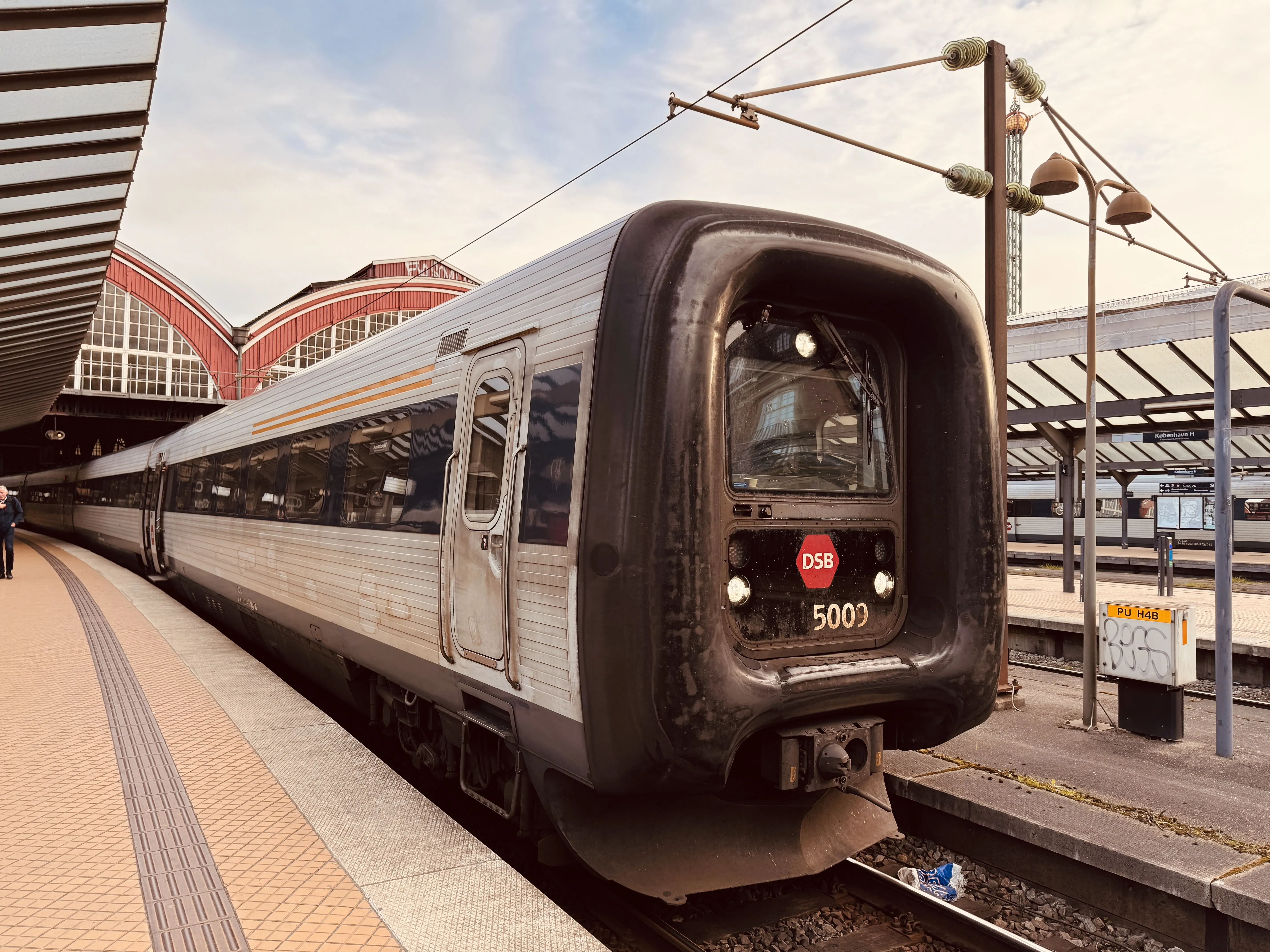 Billede af DSB MF 5009 fotograferet ud for København Hovedbanegård.