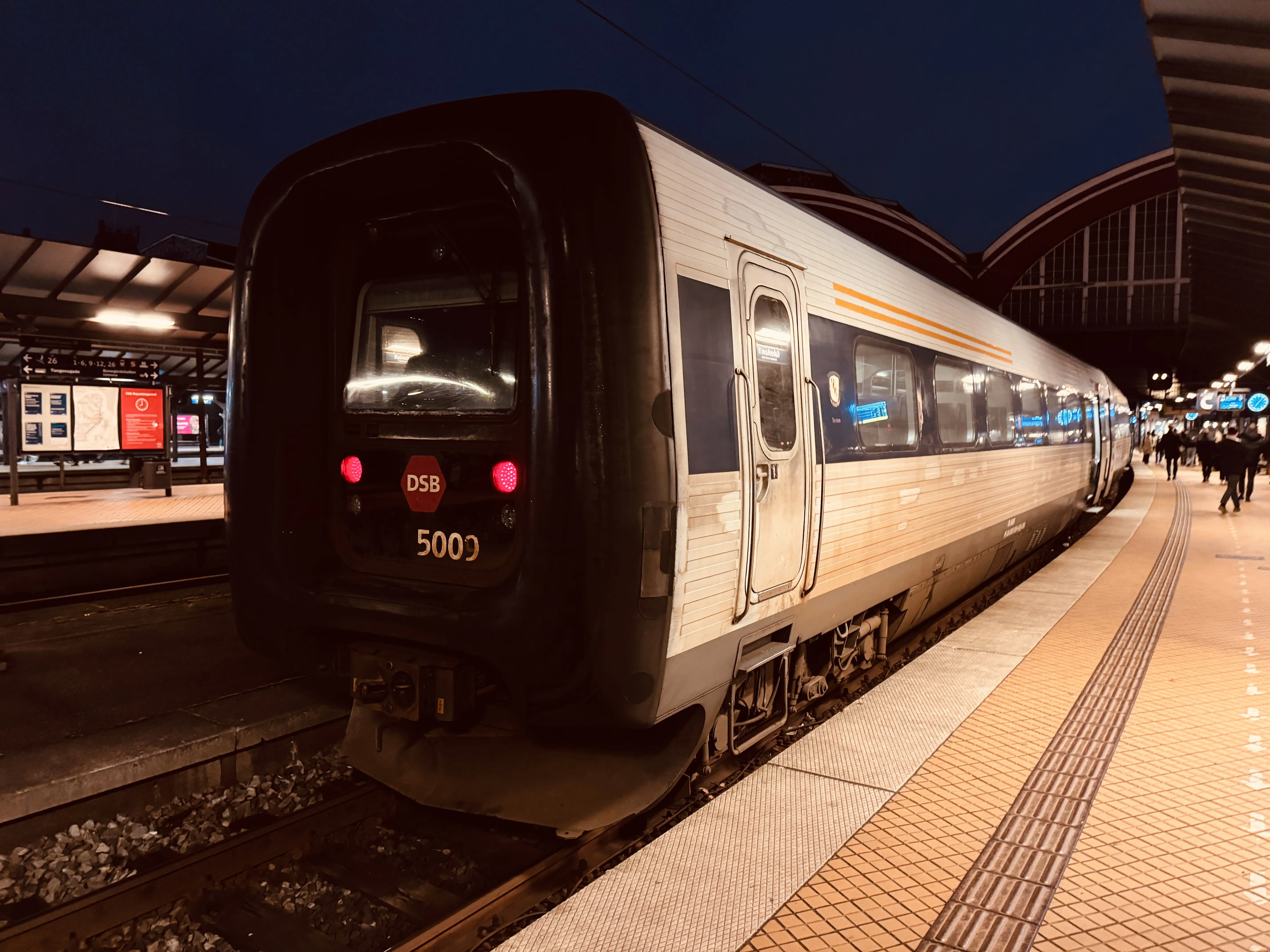 Billede af DSB MF 5009 fotograferet ud for København Hovedbanegård.