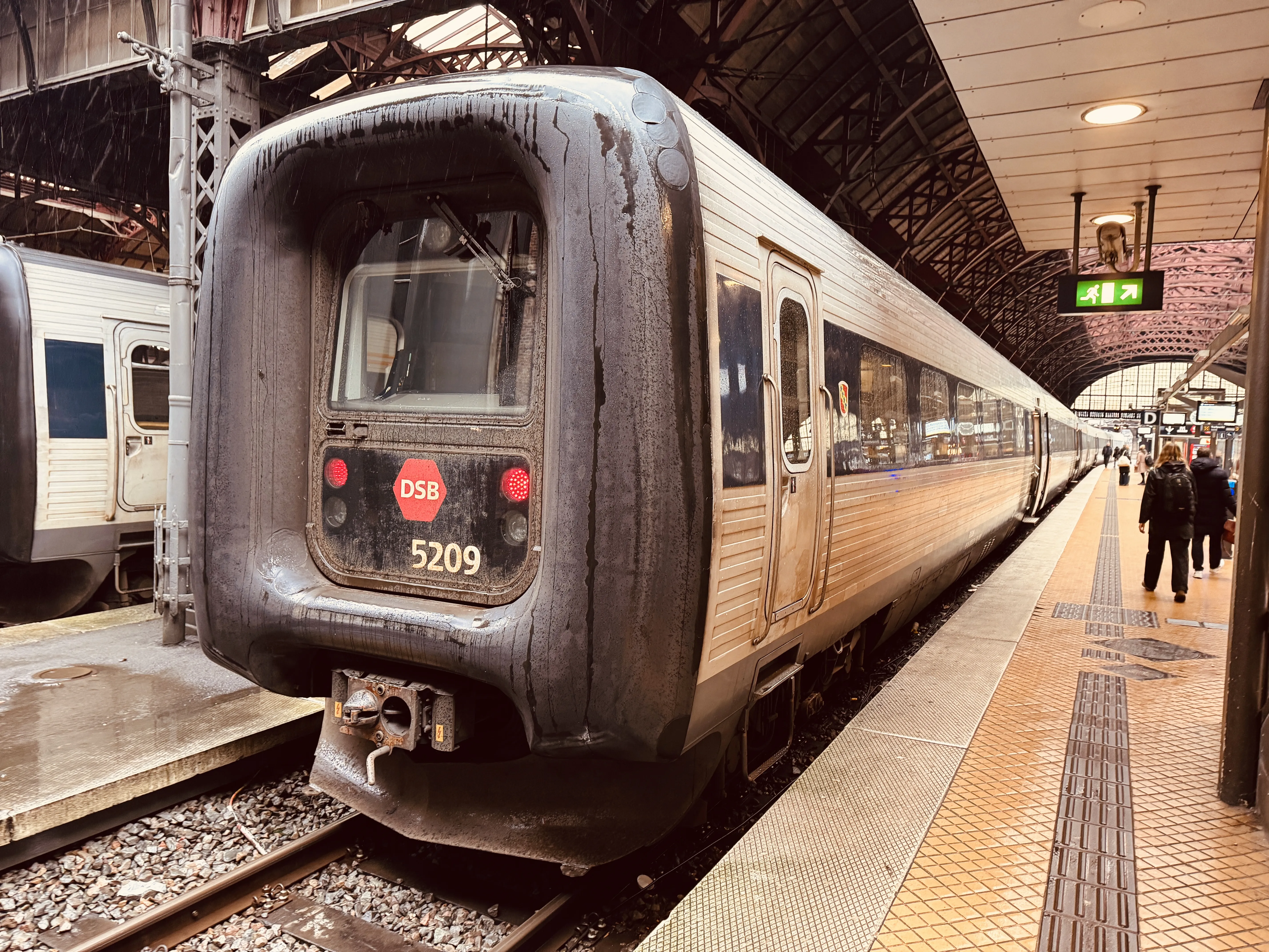 Billede af DSB MF 5009 fotograferet ud for København Hovedbanegård.