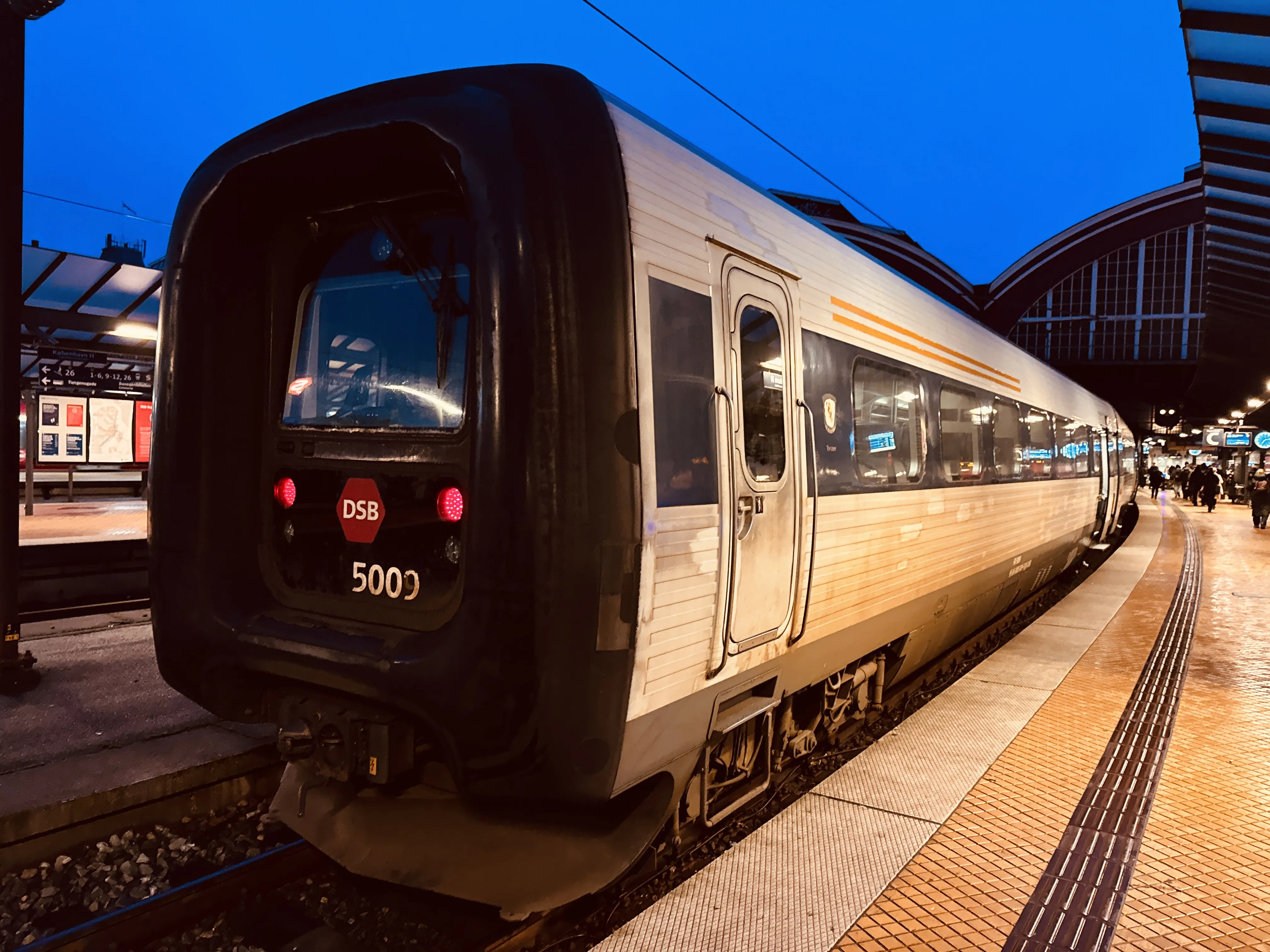 Billede af DSB MF 5009 fotograferet ud for København Hovedbanegård.