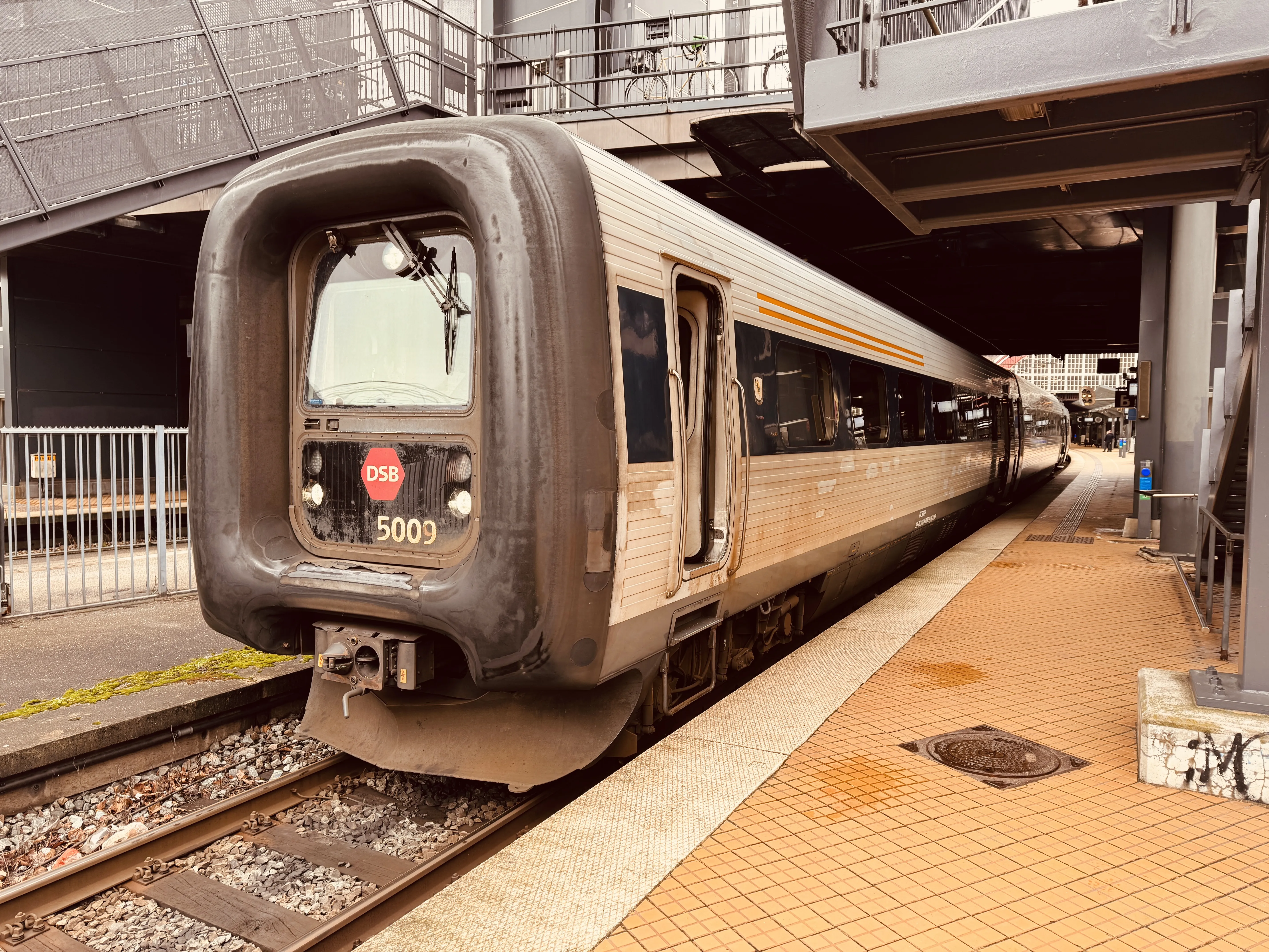 Billede af DSB MF 5009 fotograferet ud for København Hovedbanegård.