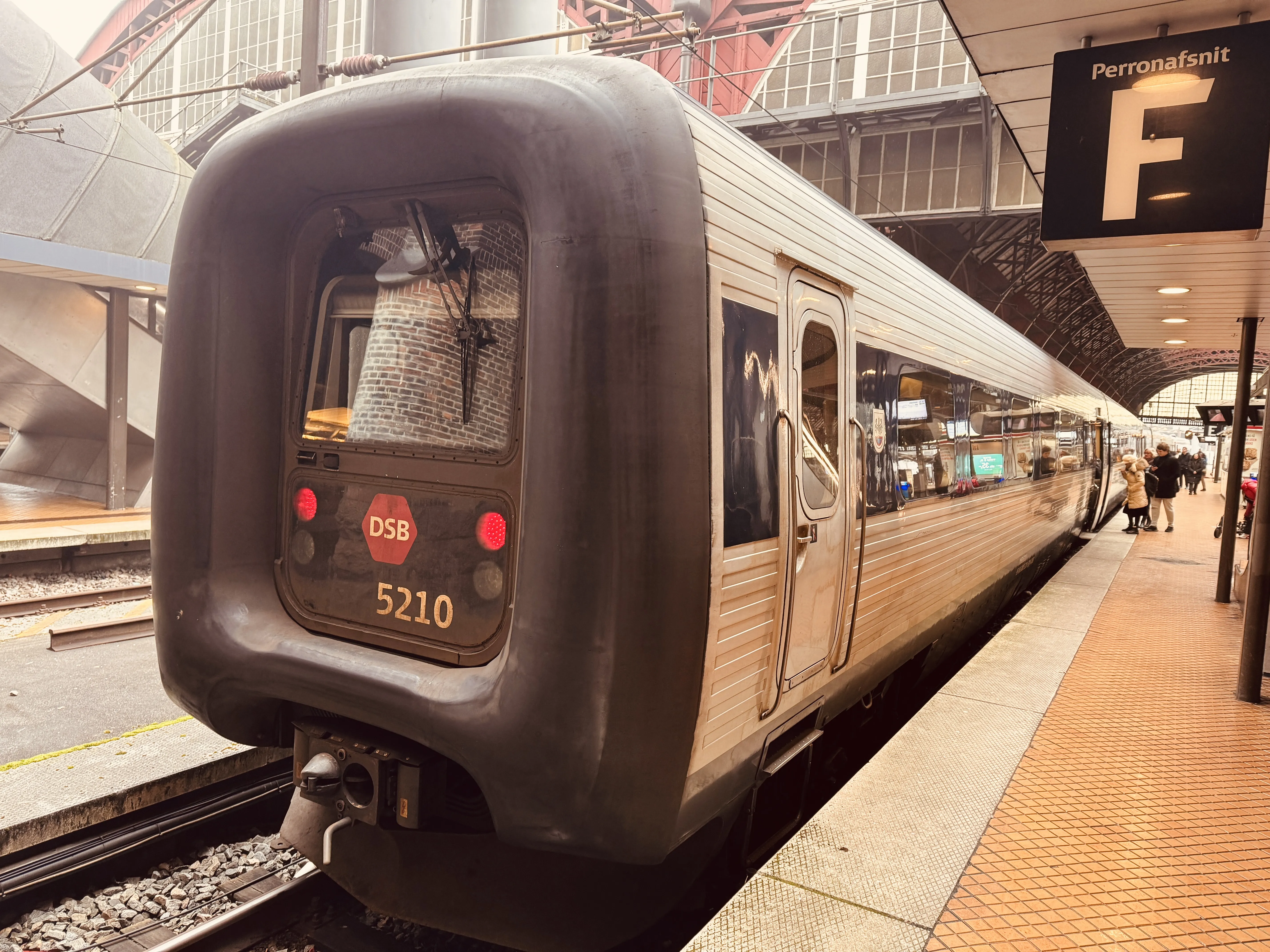 Billede af DSB MF 5010 fotograferet ud for København Hovedbanegård.