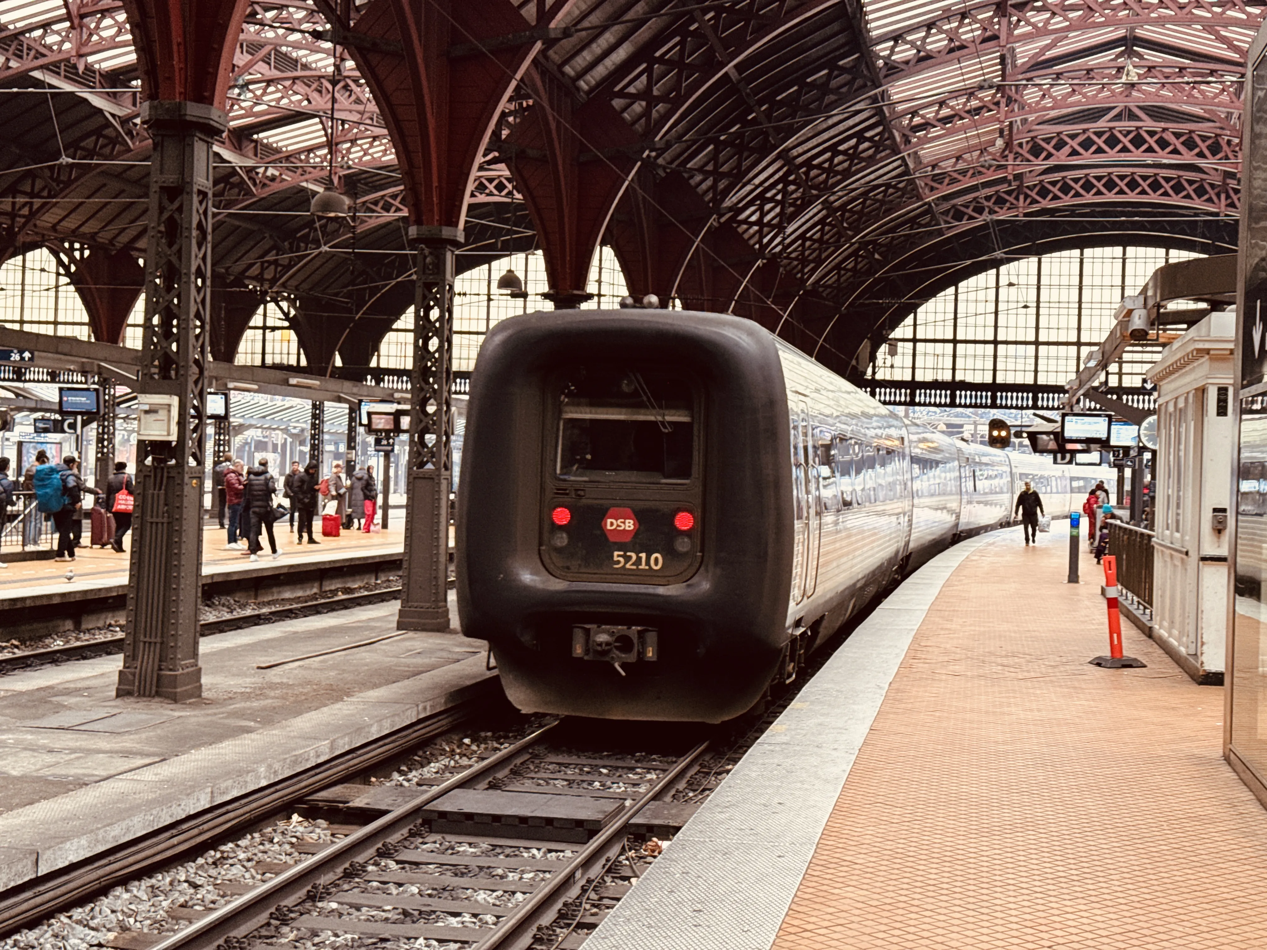 Billede af DSB MF 5010 fotograferet ud for København Hovedbanegård.