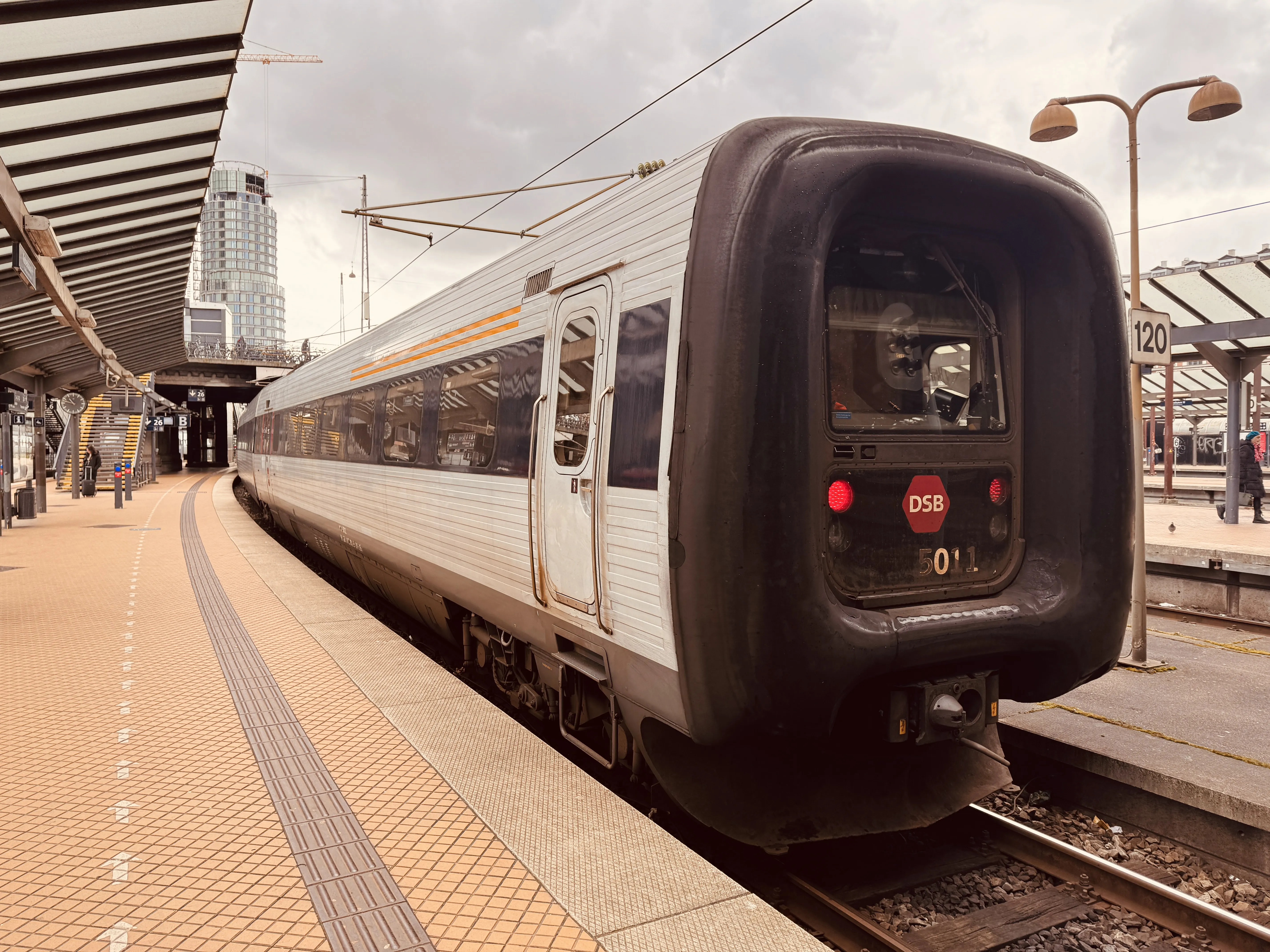 Billede af DSB MF 5011 fotograferet ud for København Hovedbanegård.