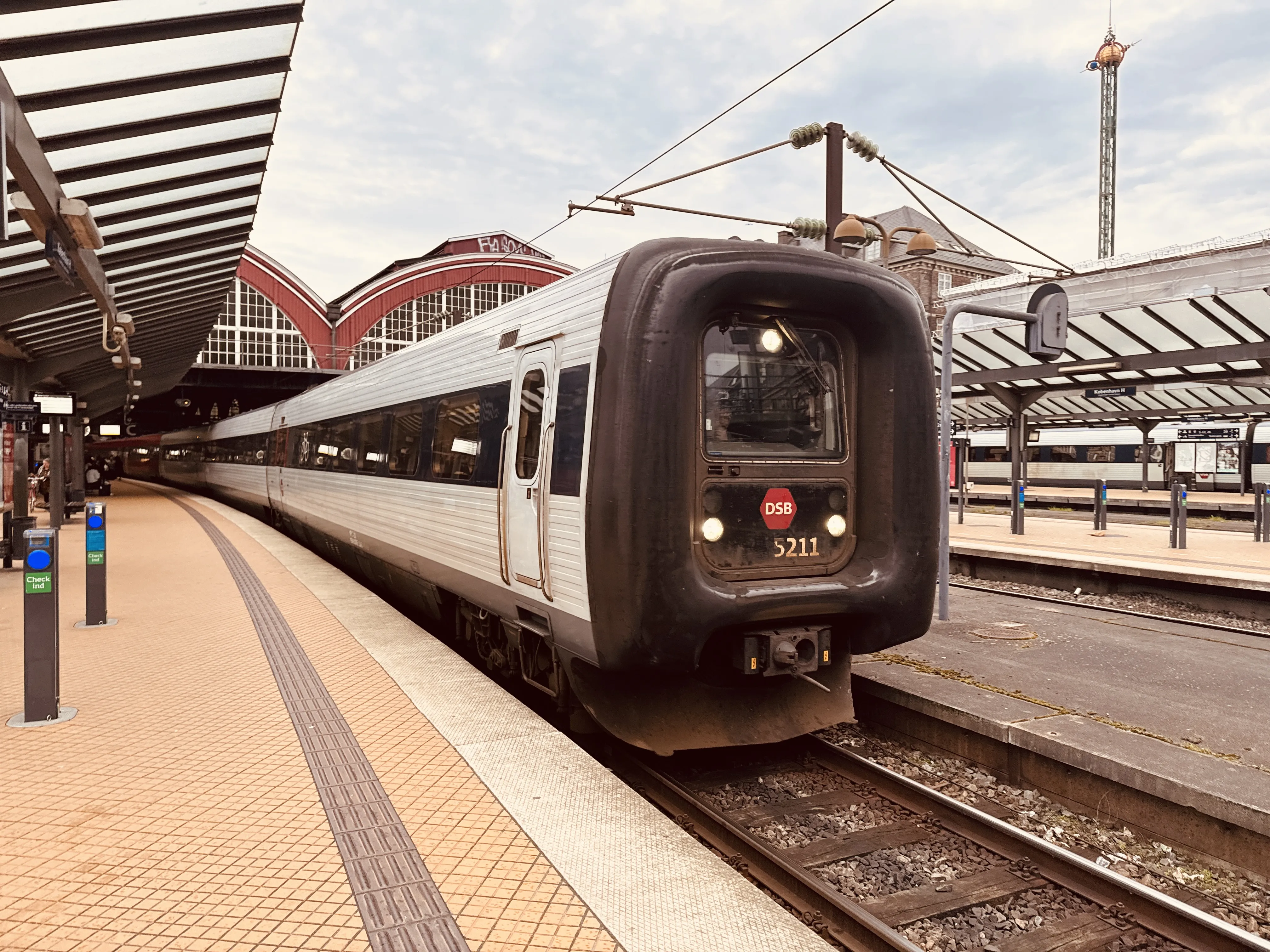 Billede af DSB MF 5011 fotograferet ud for København Hovedbanegård.