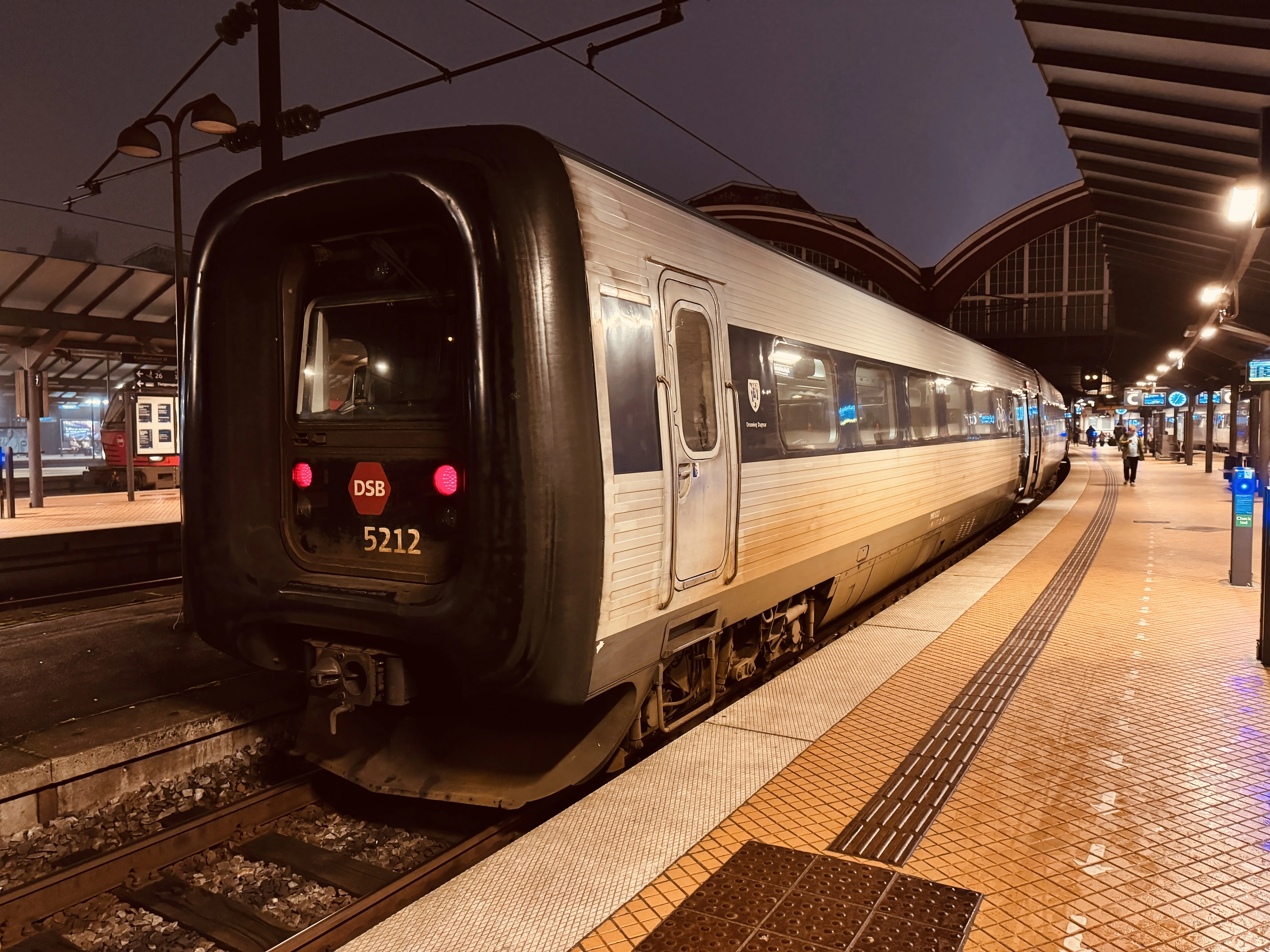 Billede af DSB MF 5012 fotograferet ud for København Hovedbanegård.