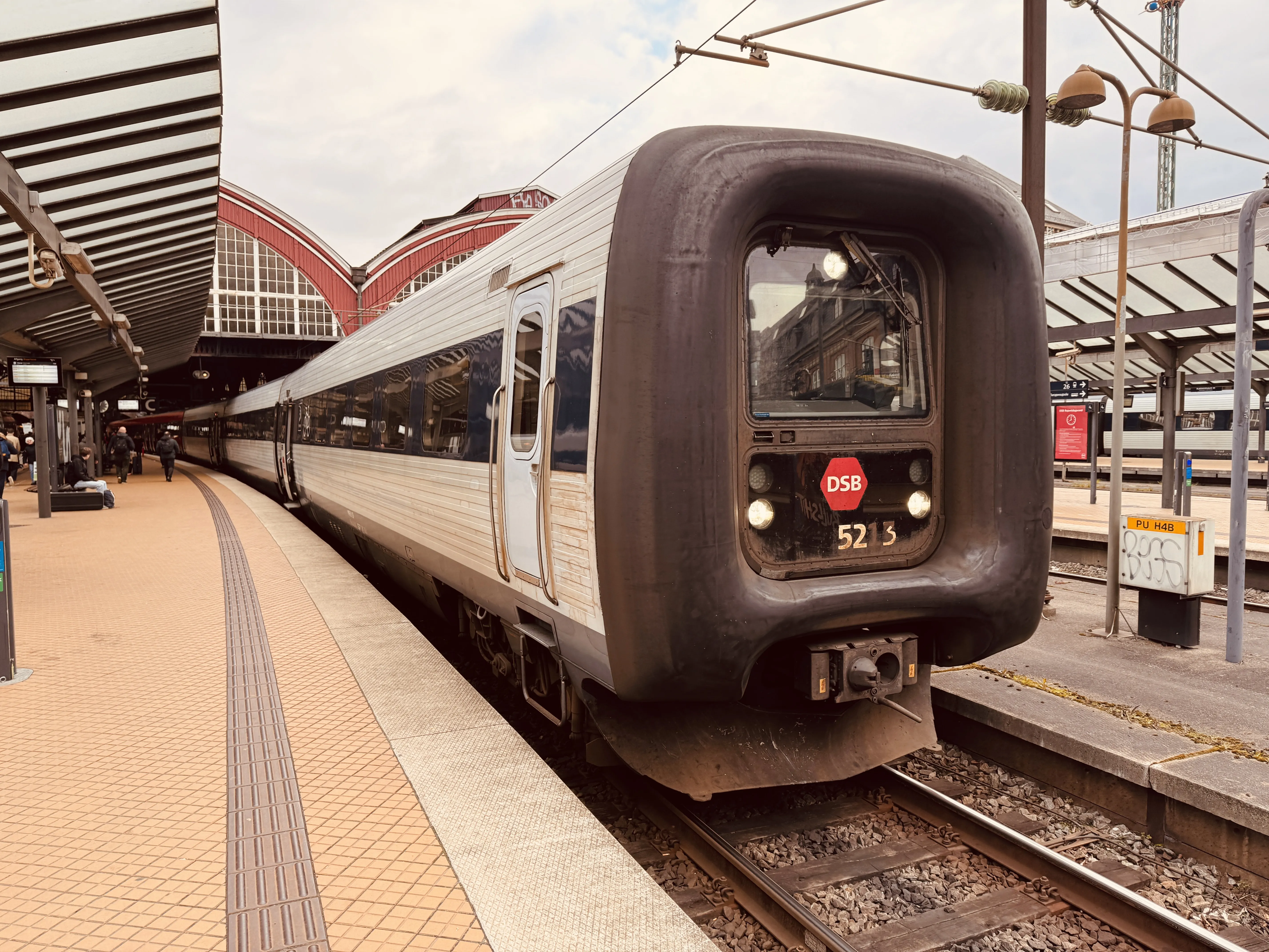 Billede af DSB MF 5013 fotograferet ud for København Hovedbanegård.