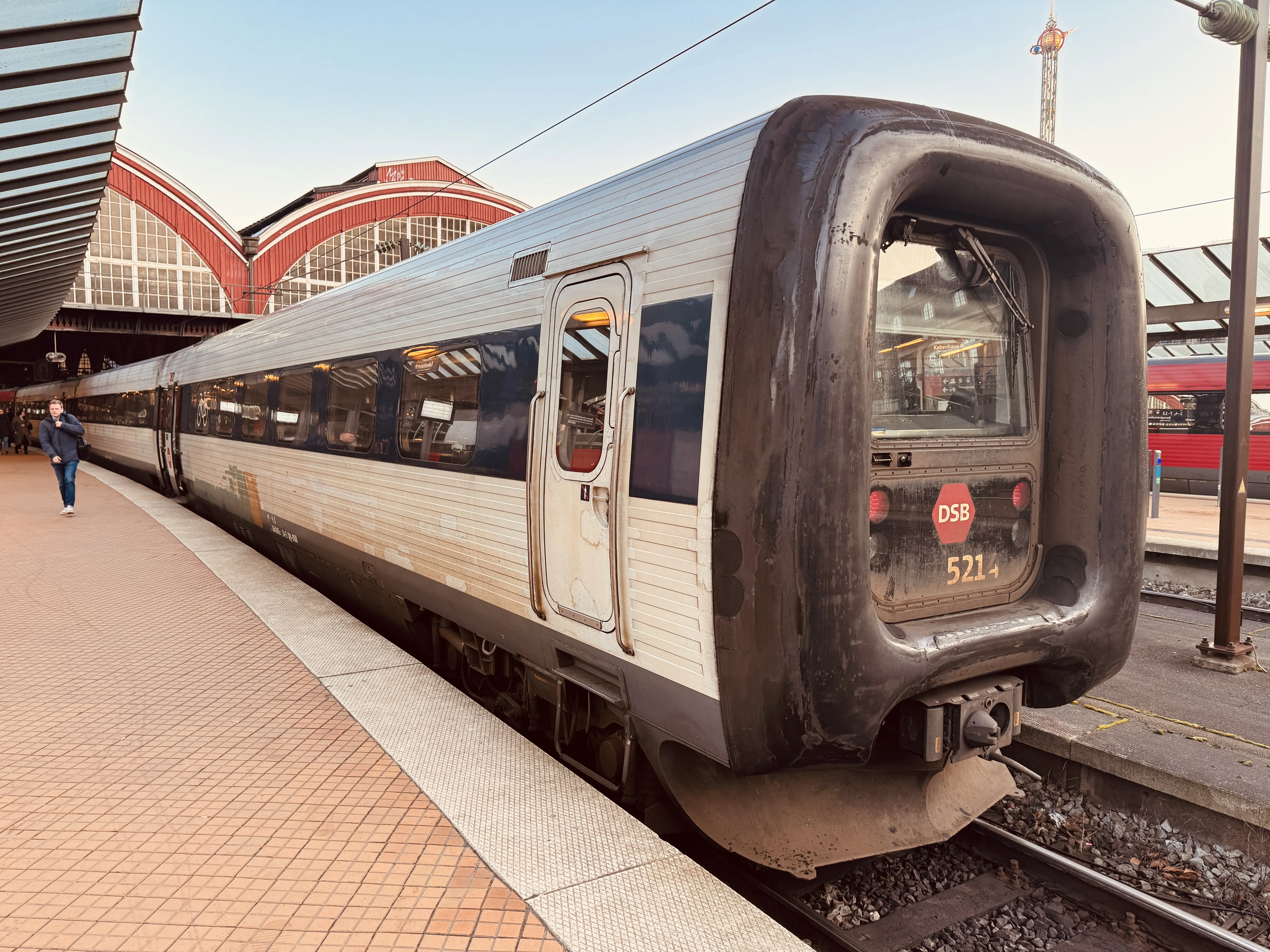 Billede af DSB MF 5014 fotograferet ud for København Hovedbanegård.