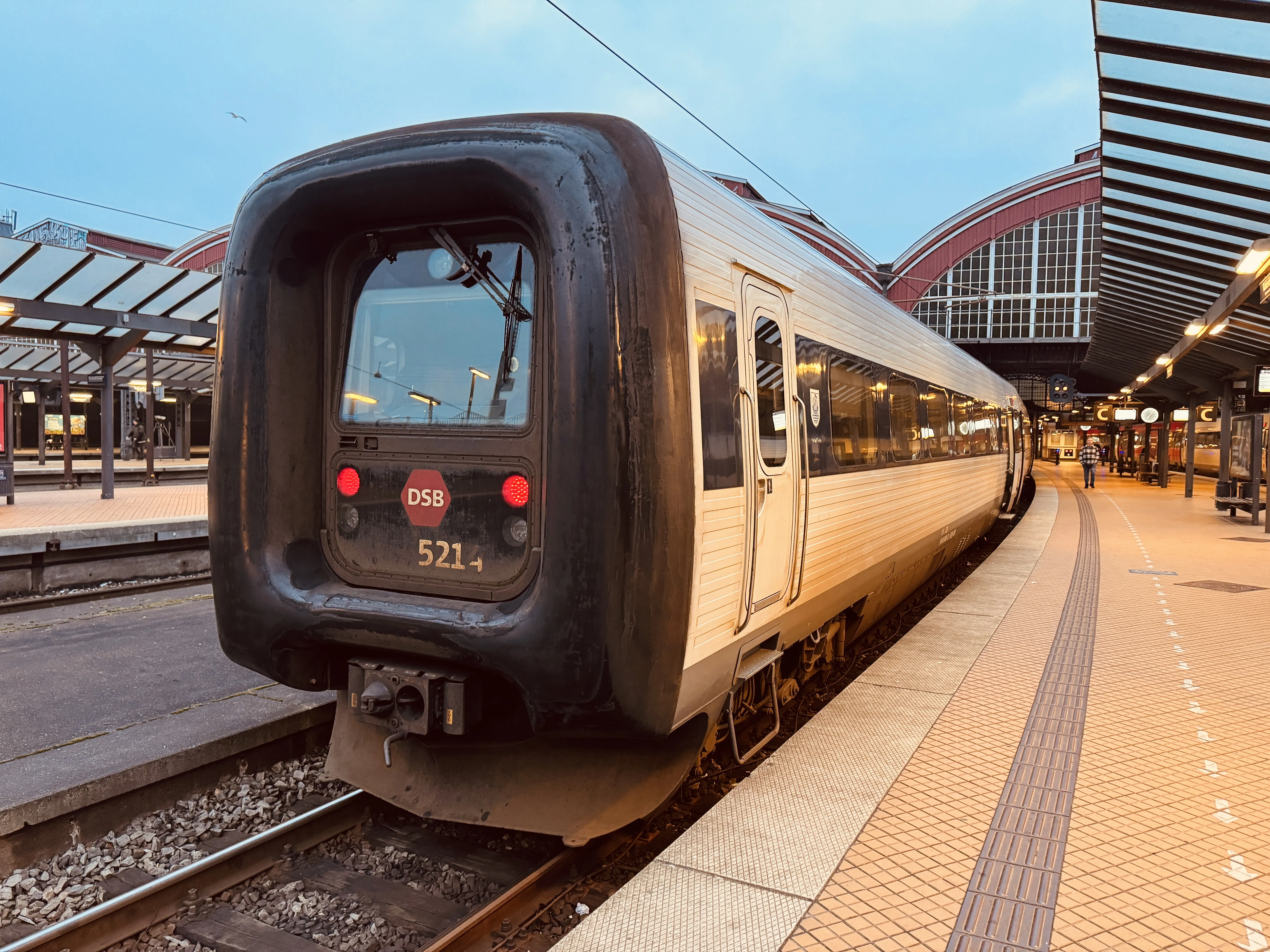 Billede af DSB MF 5014 fotograferet ud for København Hovedbanegård.