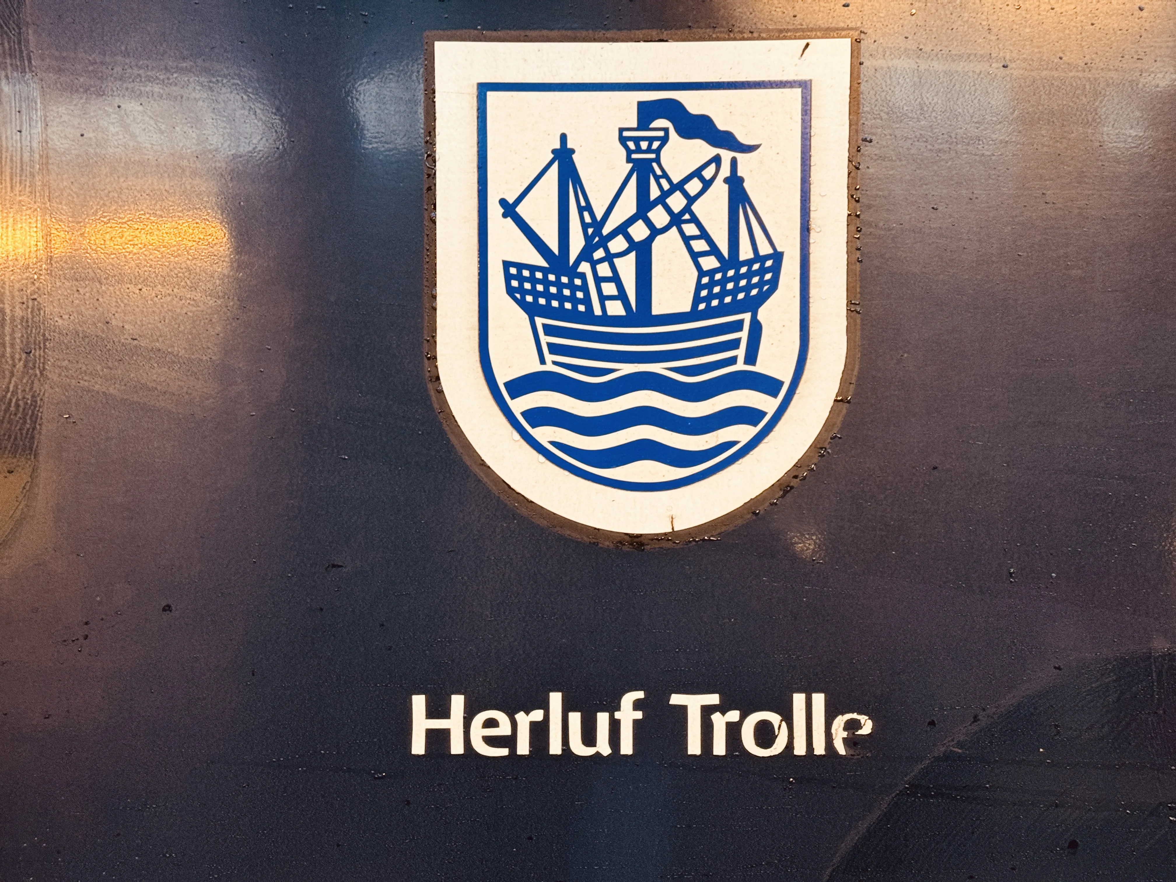 Billede af Helsingørs byvåben og navngivet "Herluf Trolle" på siden af DSB MF 5014 fotograferet ud for København Hovedbanegård.