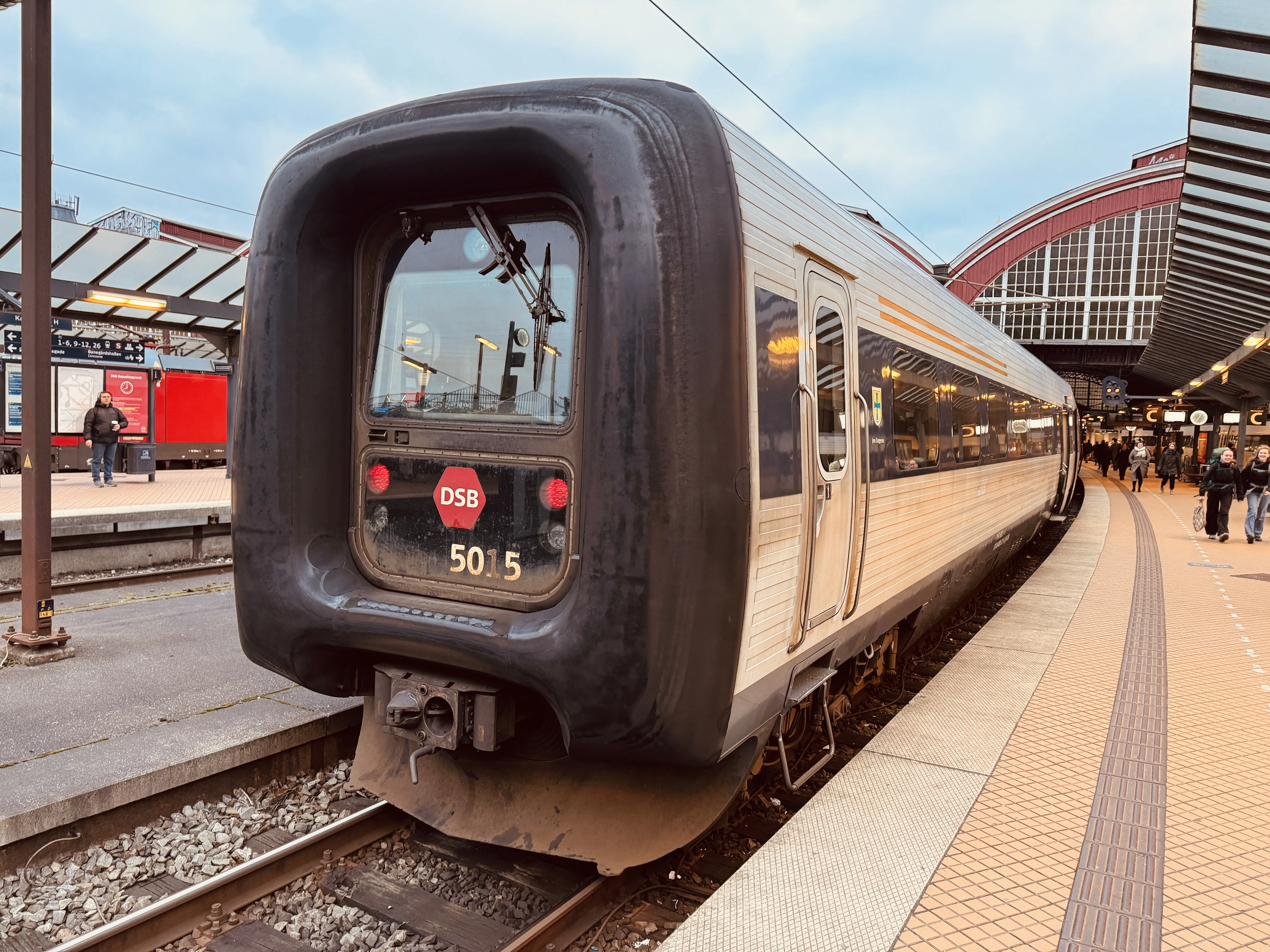 Billede af DSB MF 5015 fotograferet ud for København Hovedbanegård.