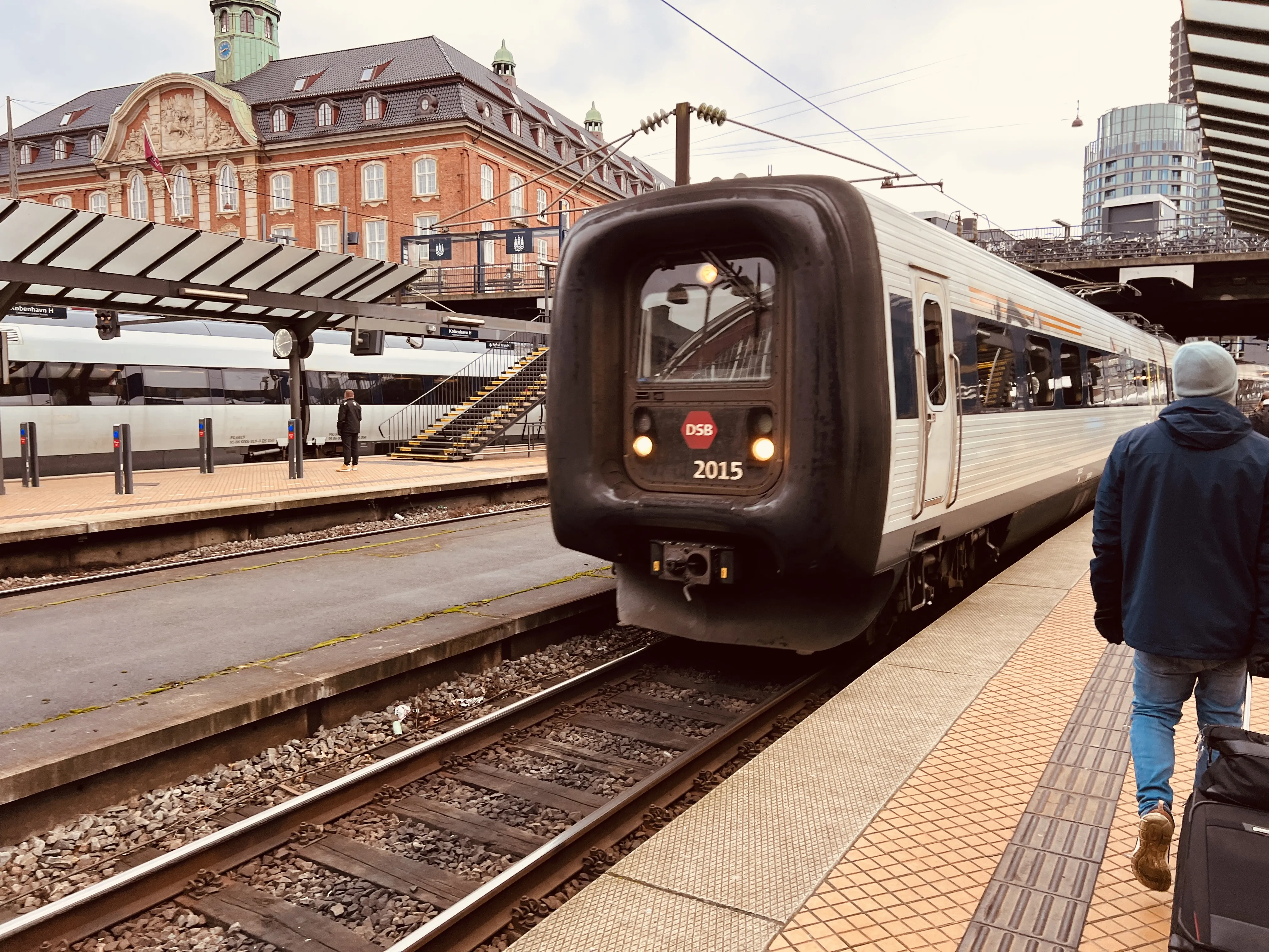 Billede af DSB MF 5015 fotograferet ud for København Hovedbanegård.