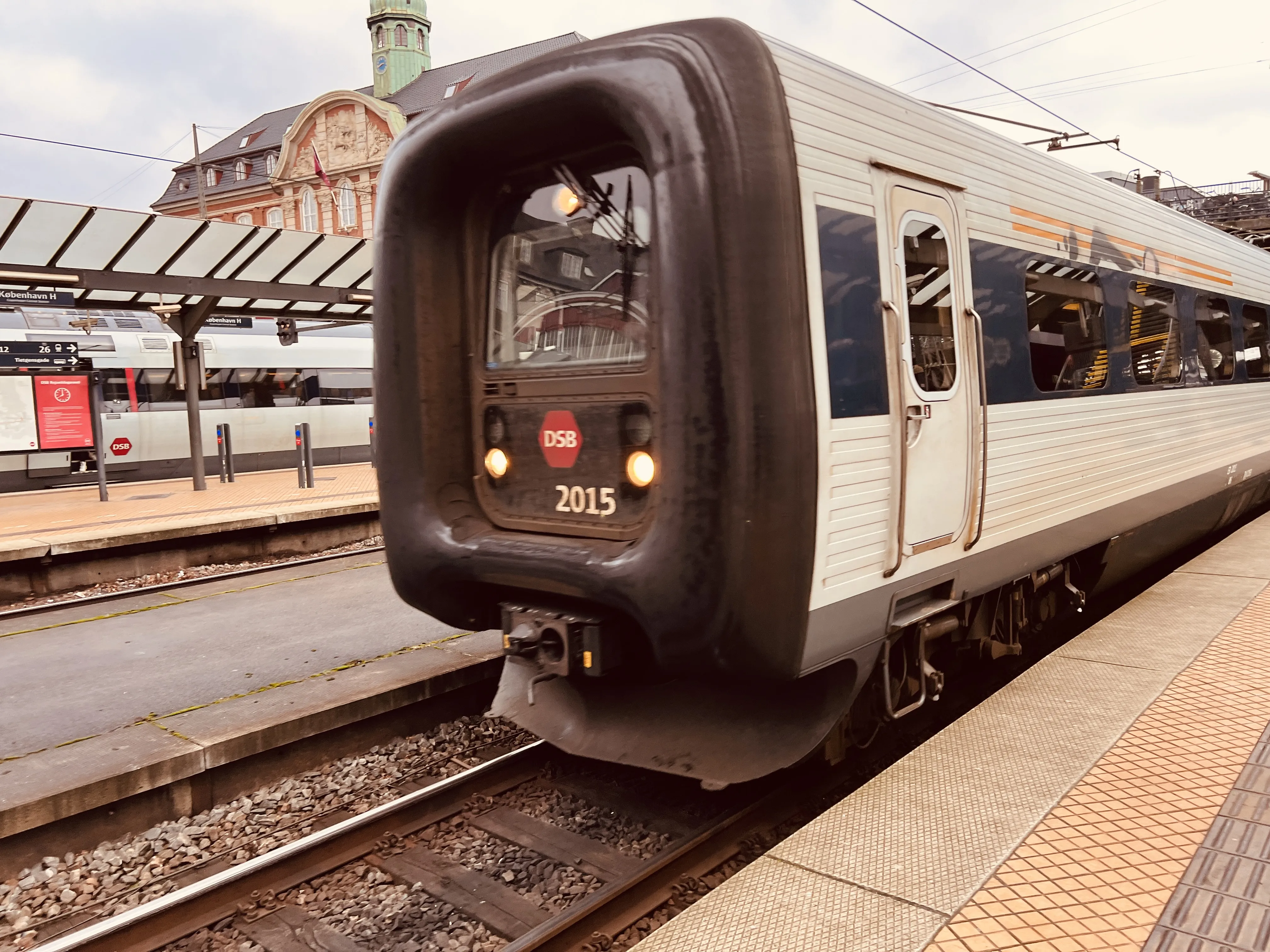 Billede af DSB MF 5015 fotograferet ud for København Hovedbanegård.