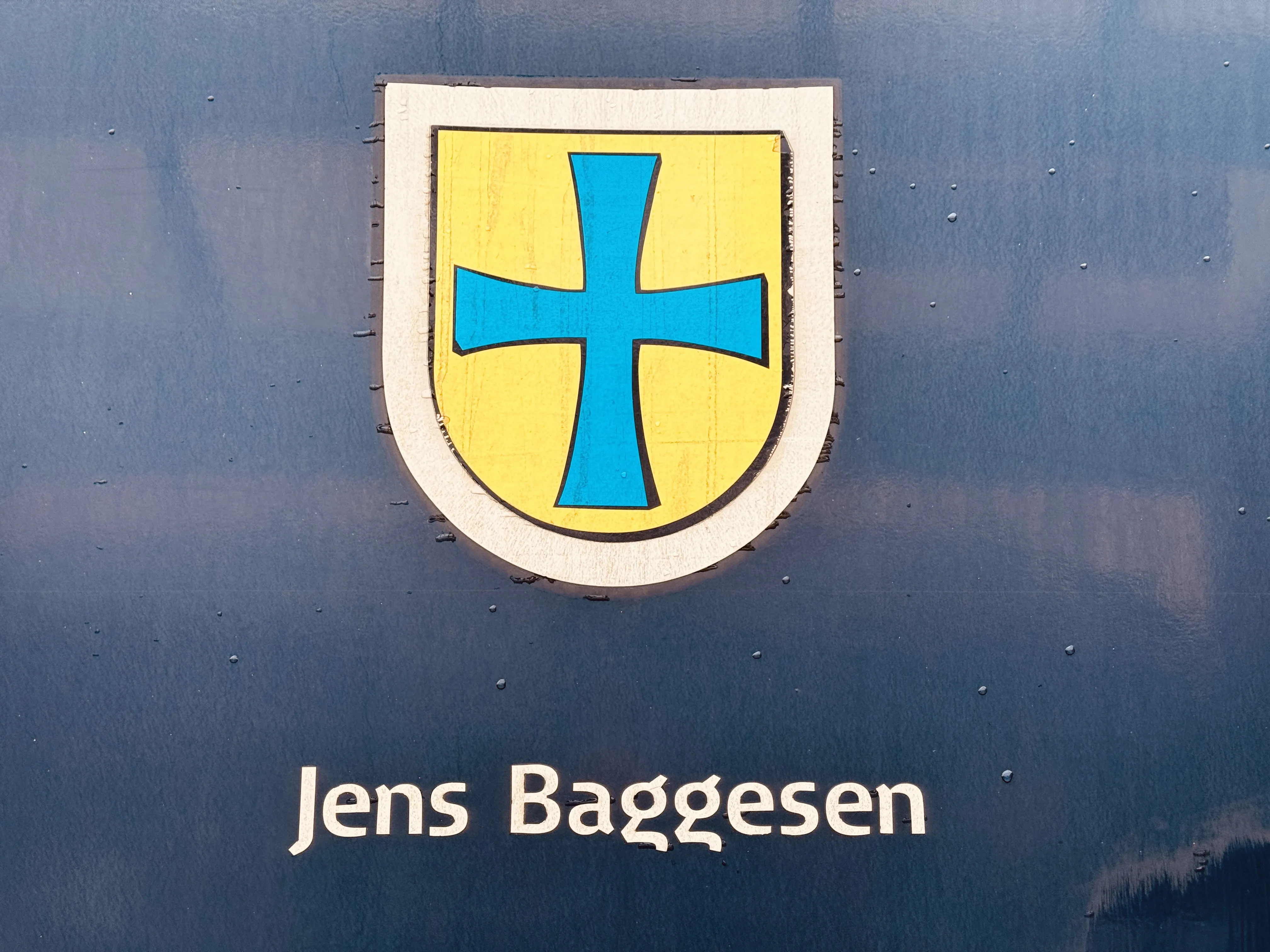 Billede af Korsørs byvåben og navngivet "Jens Baggesen" på siden af DSB MF 5015 fotograferet ud for København Hovedbanegård.