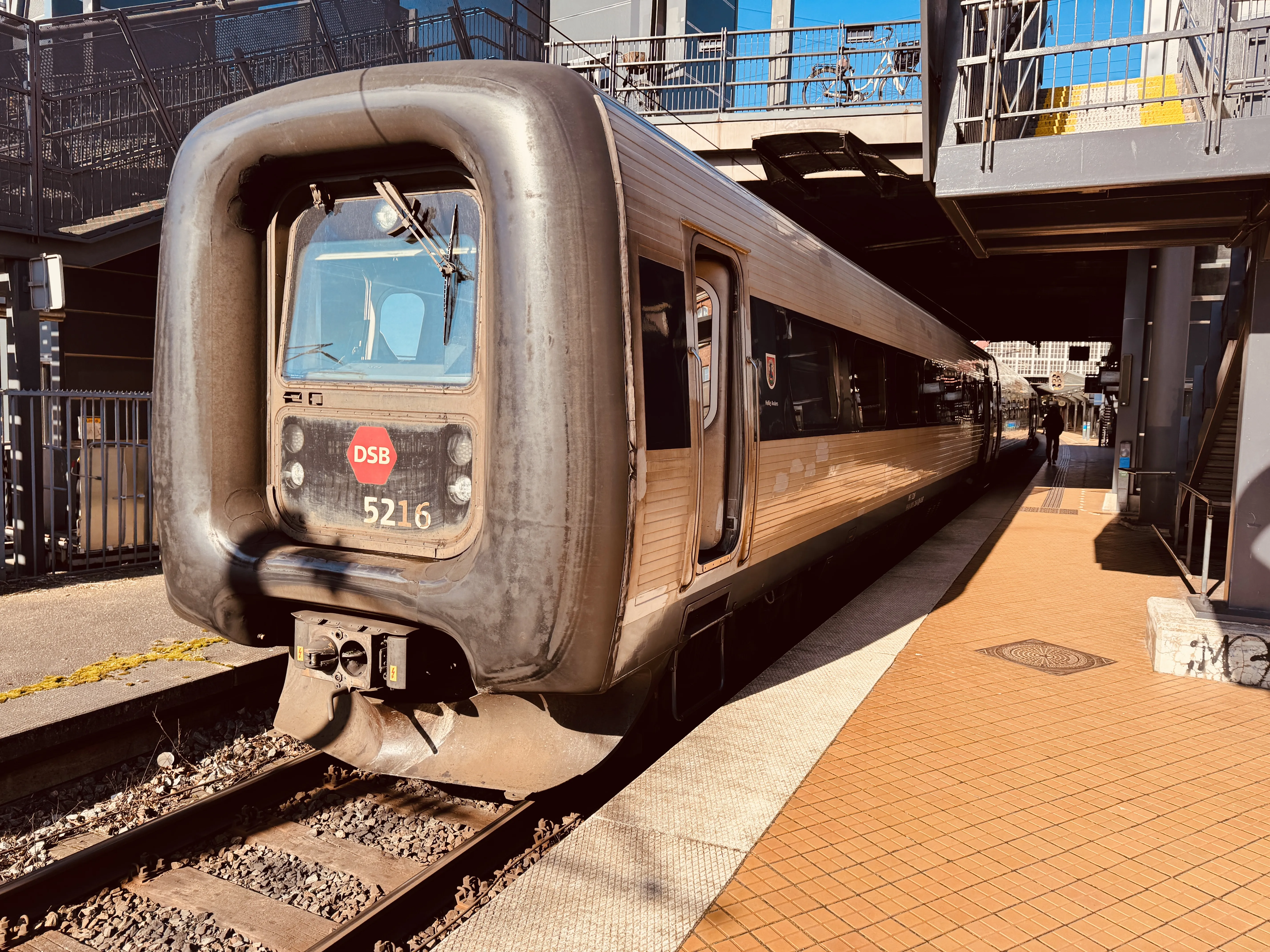 Billede af DSB MF 5016 fotograferet ud for København Hovedbanegård.