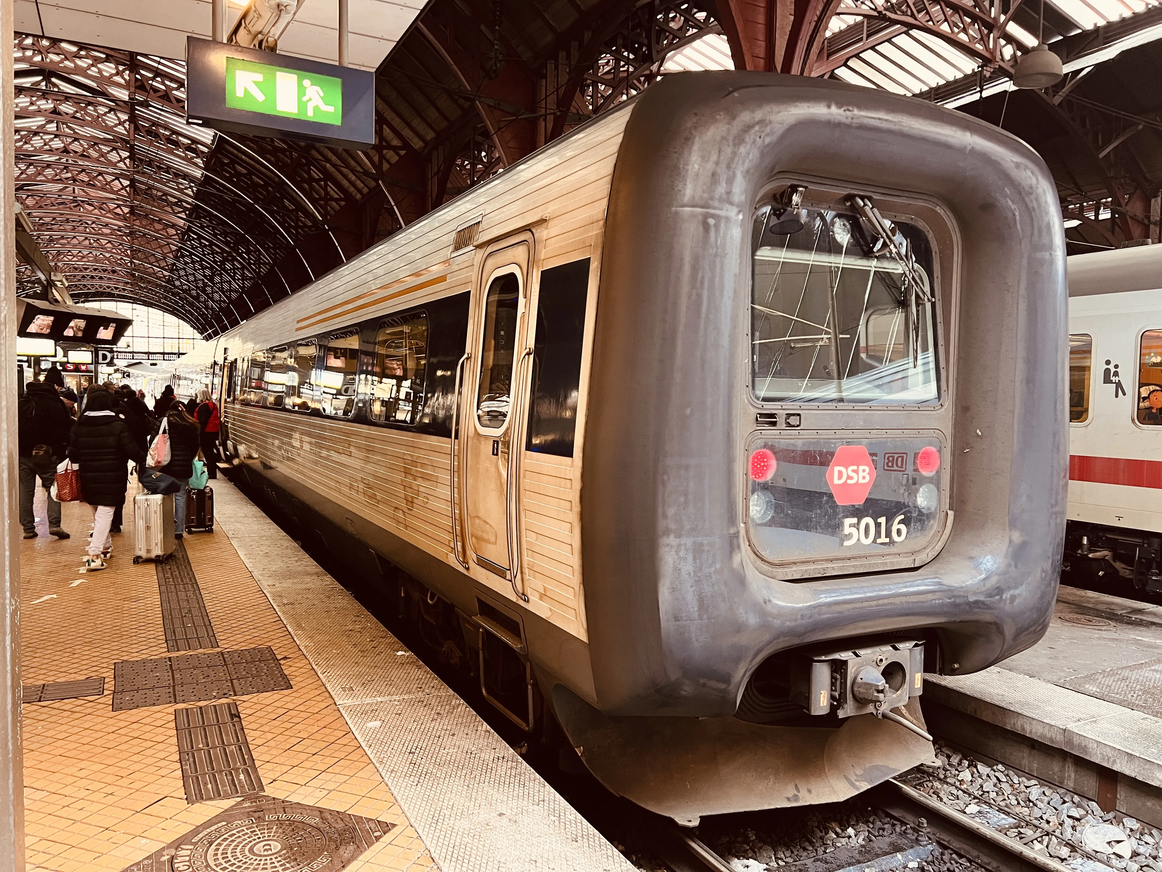 Billede af DSB MF 5016 fotograferet ud for København Hovedbanegård.