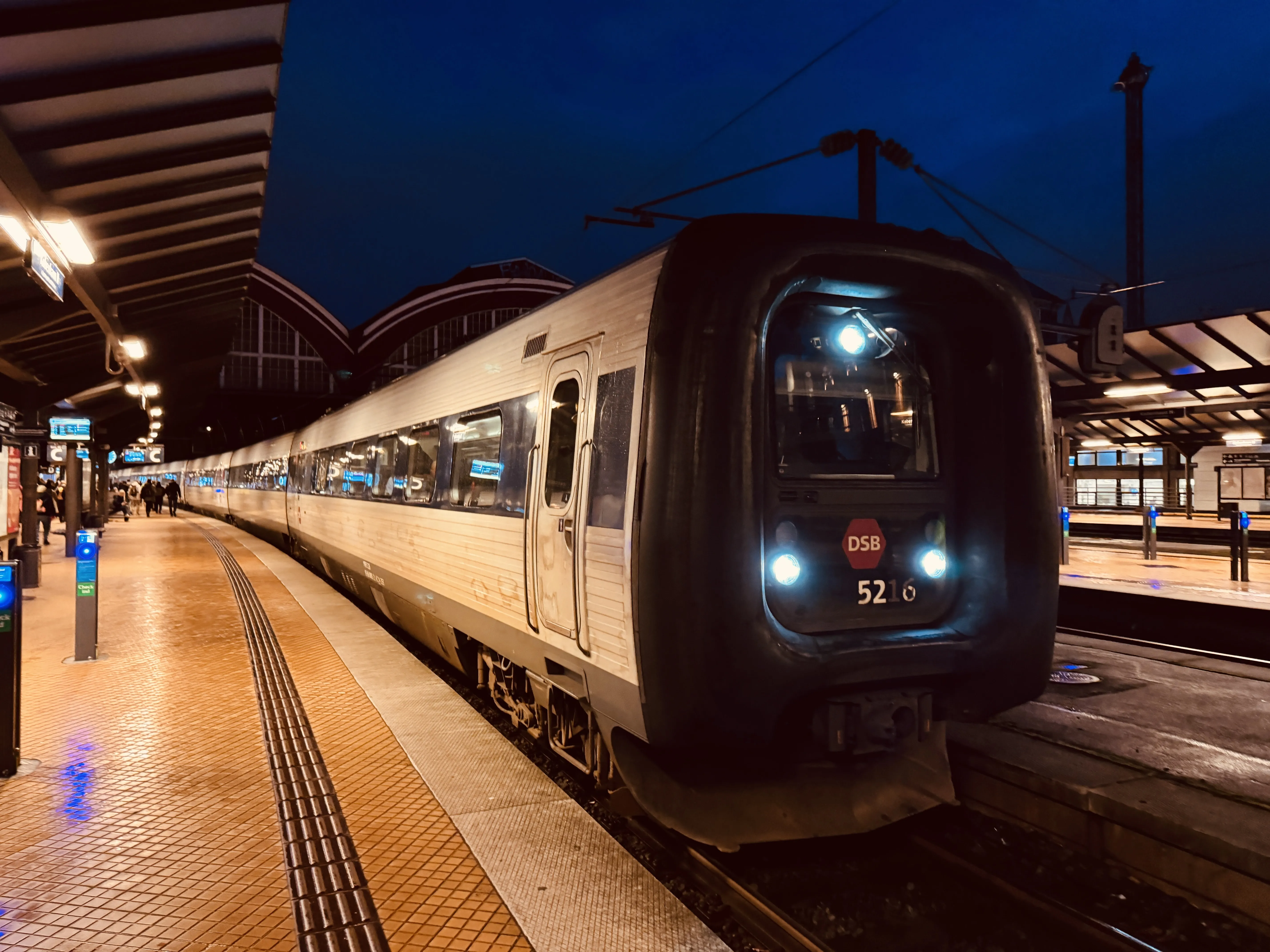 Billede af DSB MF 5016 fotograferet ud for København Hovedbanegård.