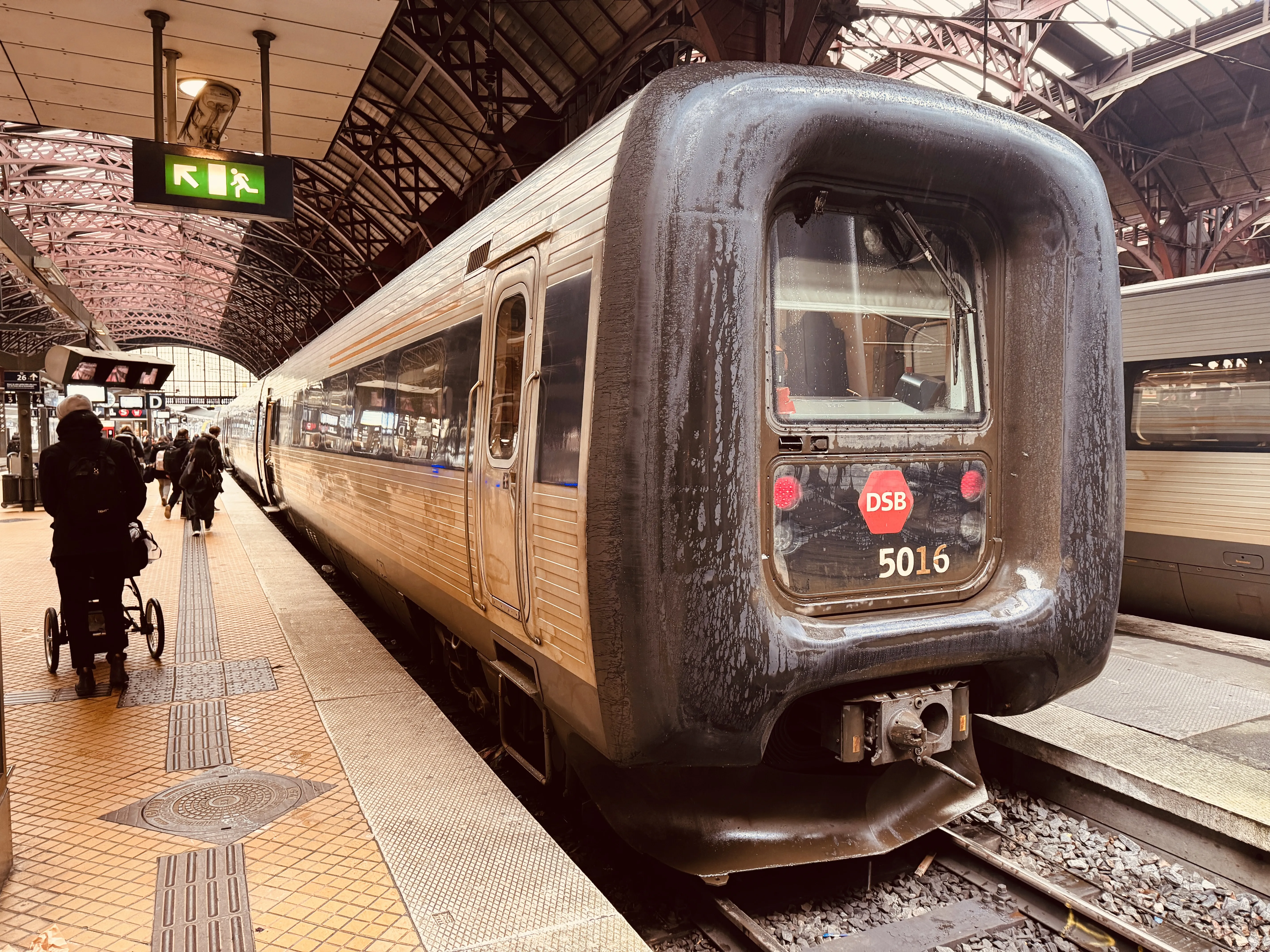 Billede af DSB MF 5016 fotograferet ud for København Hovedbanegård.