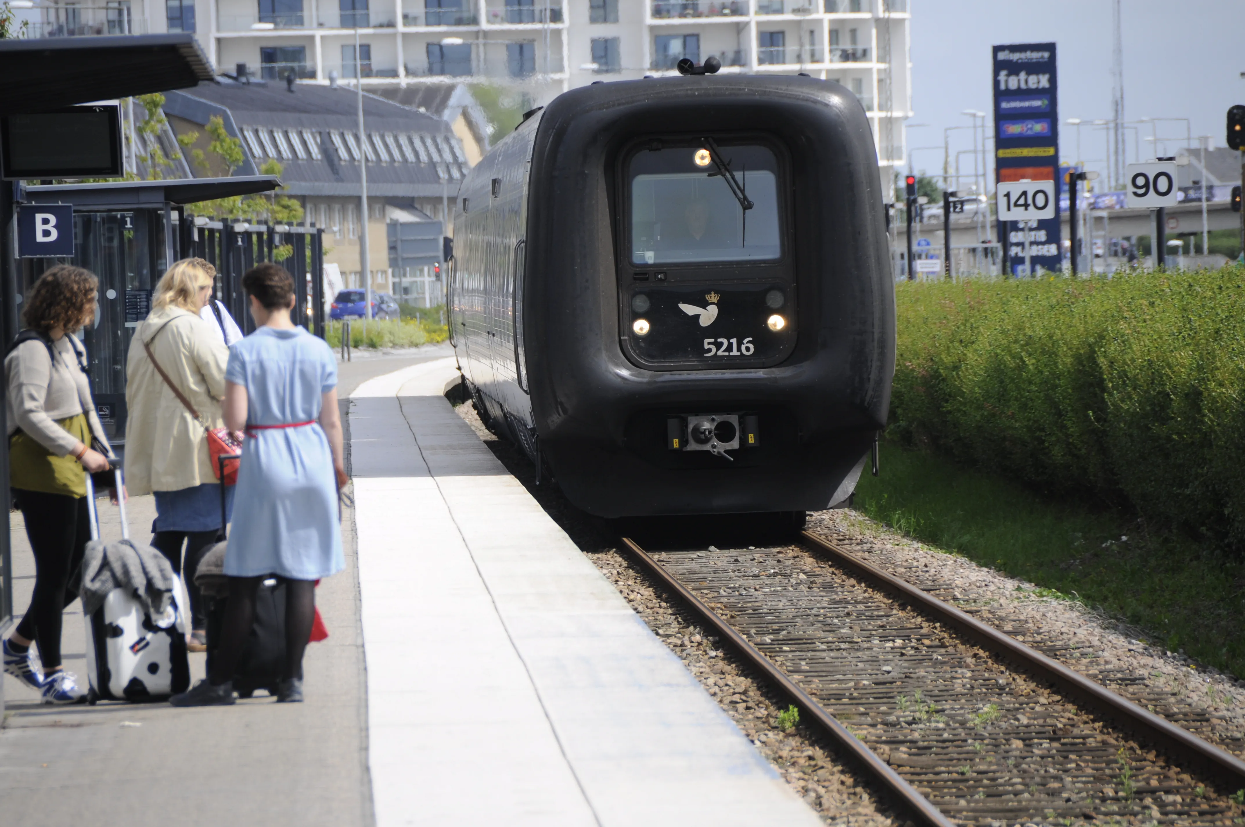 Billede af DSB MF 5016 fotograferet ud for Hjørring Station.