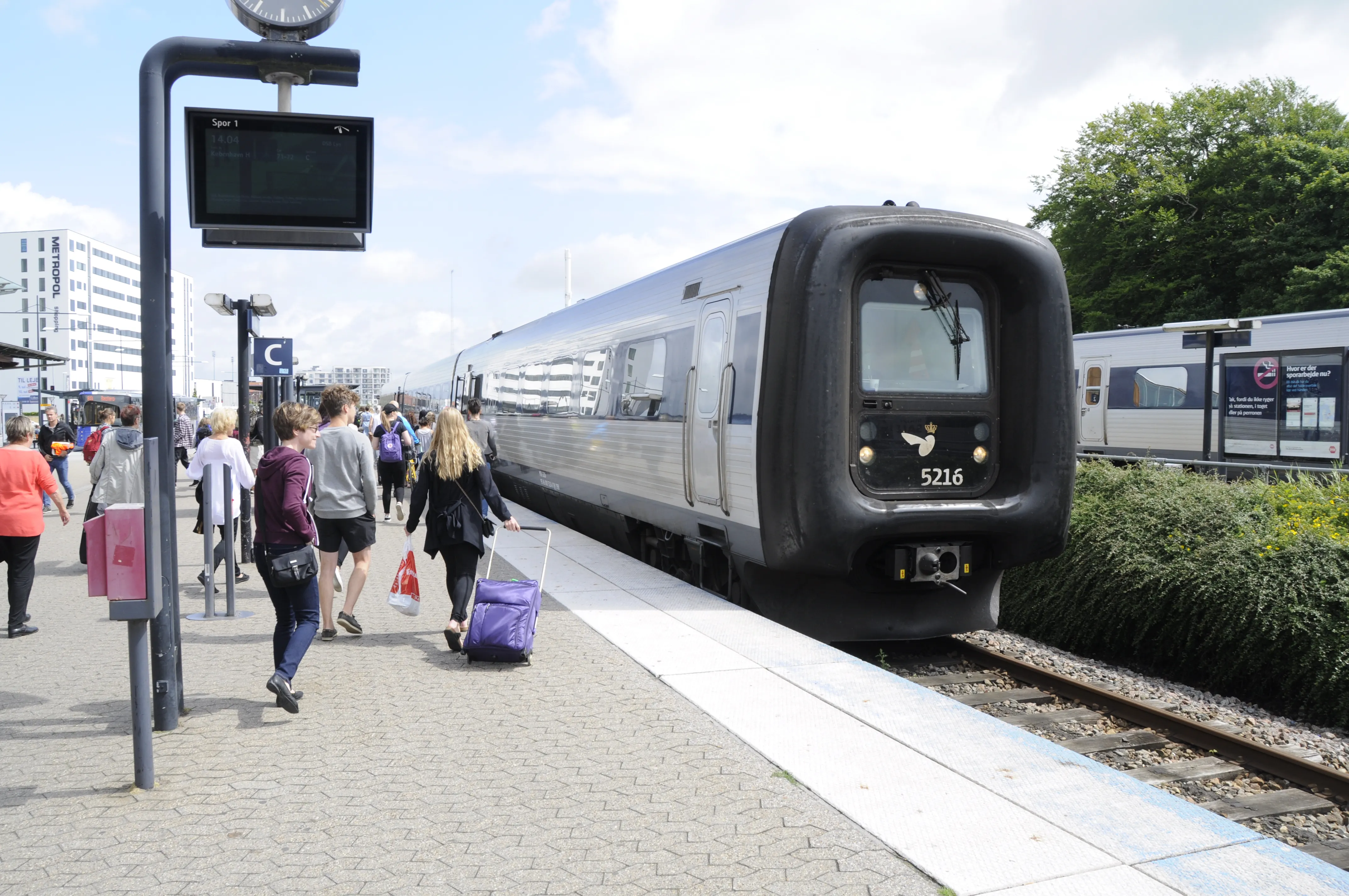 Billede af DSB MF 5016 fotograferet ud for Hjørring Station.