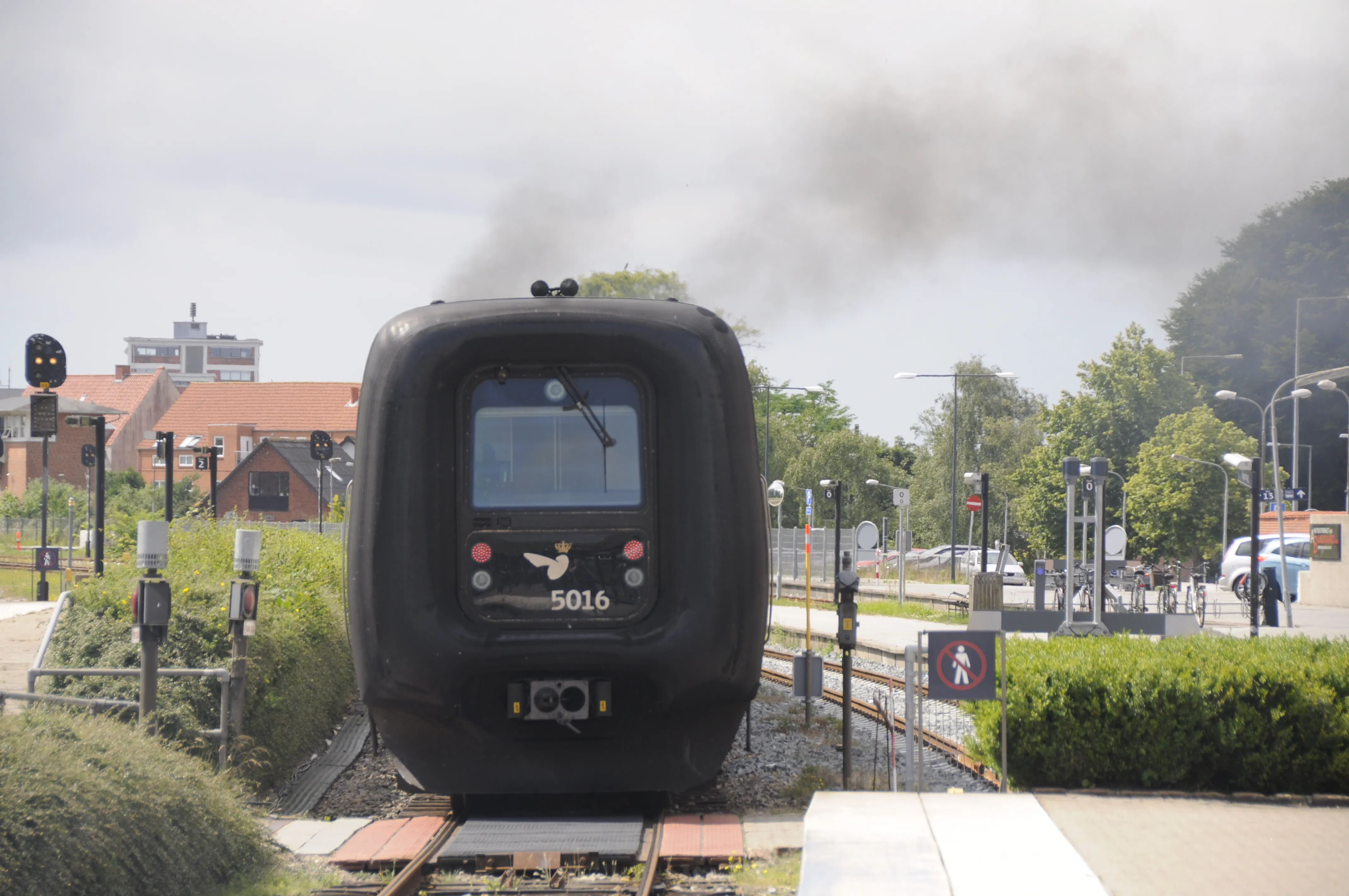 Billede af DSB MF 5016 fotograferet ud for Hjørring Station.