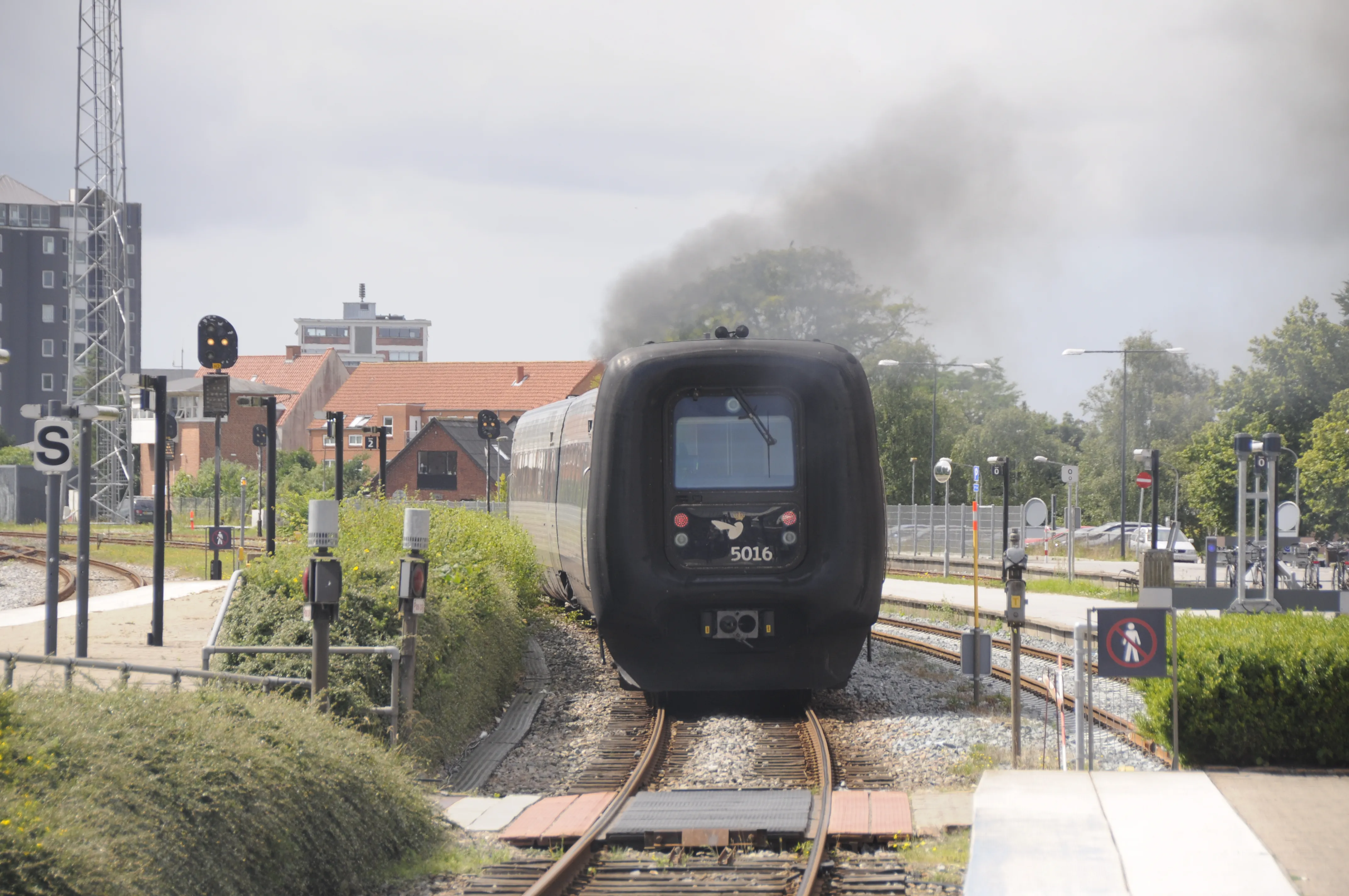 Billede af DSB MF 5016 fotograferet ud for Hjørring Station.