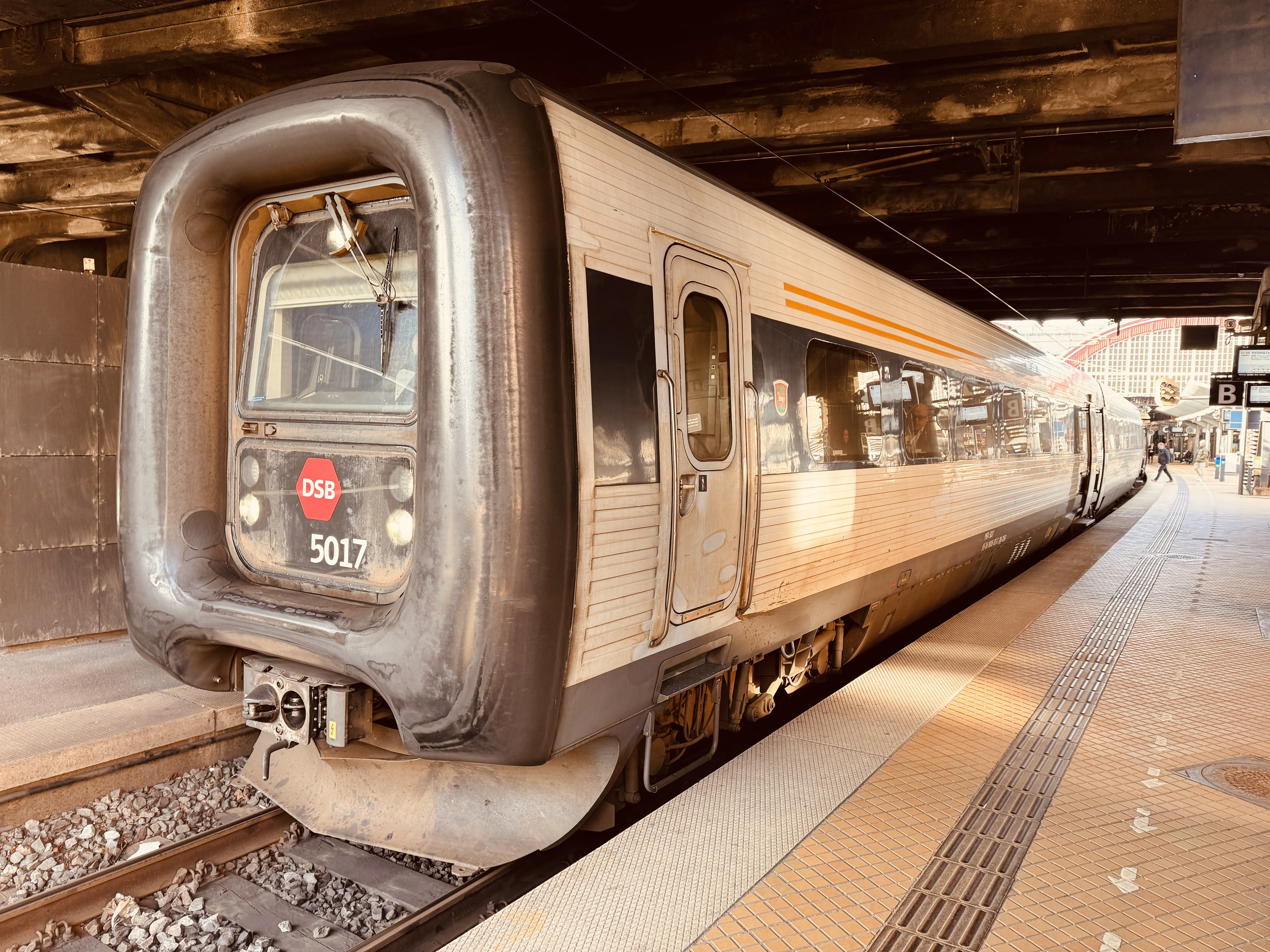 Billede af DSB MF 5017 fotograferet ud for København Hovedbanegård.