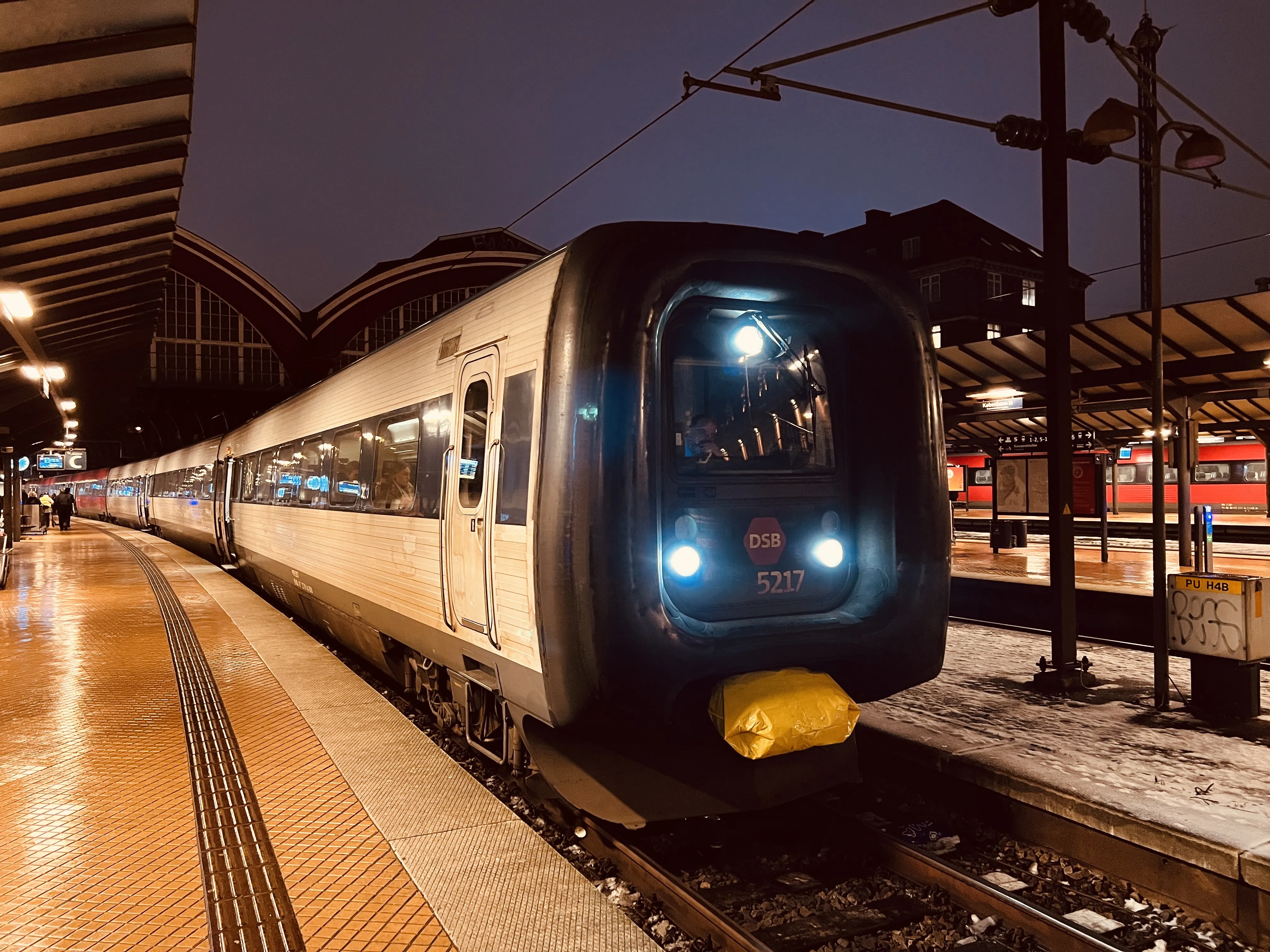 Billede af DSB MF 5017 fotograferet ud for København Hovedbanegård.