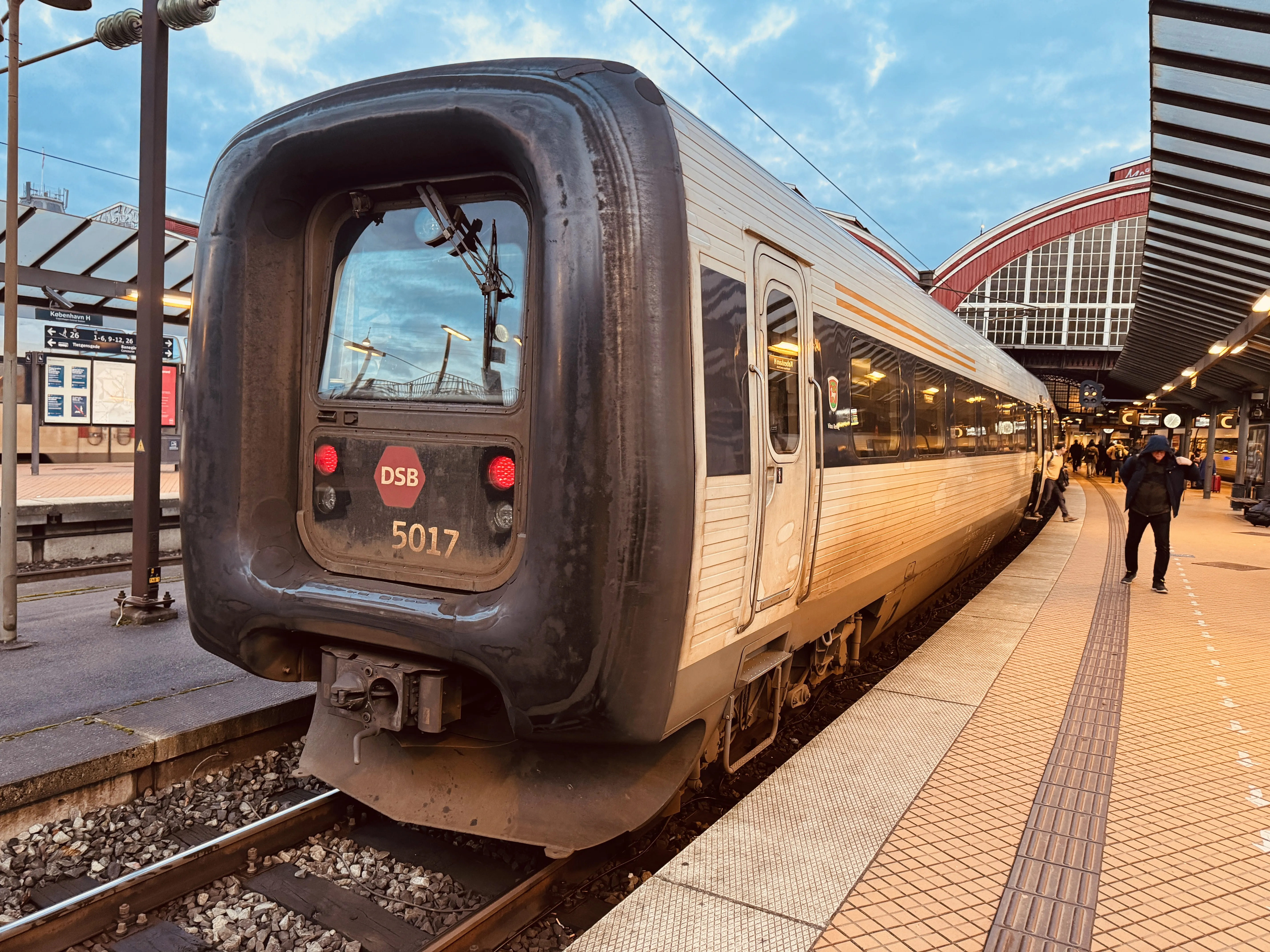 Billede af DSB MF 5017 fotograferet ud for København Hovedbanegård.