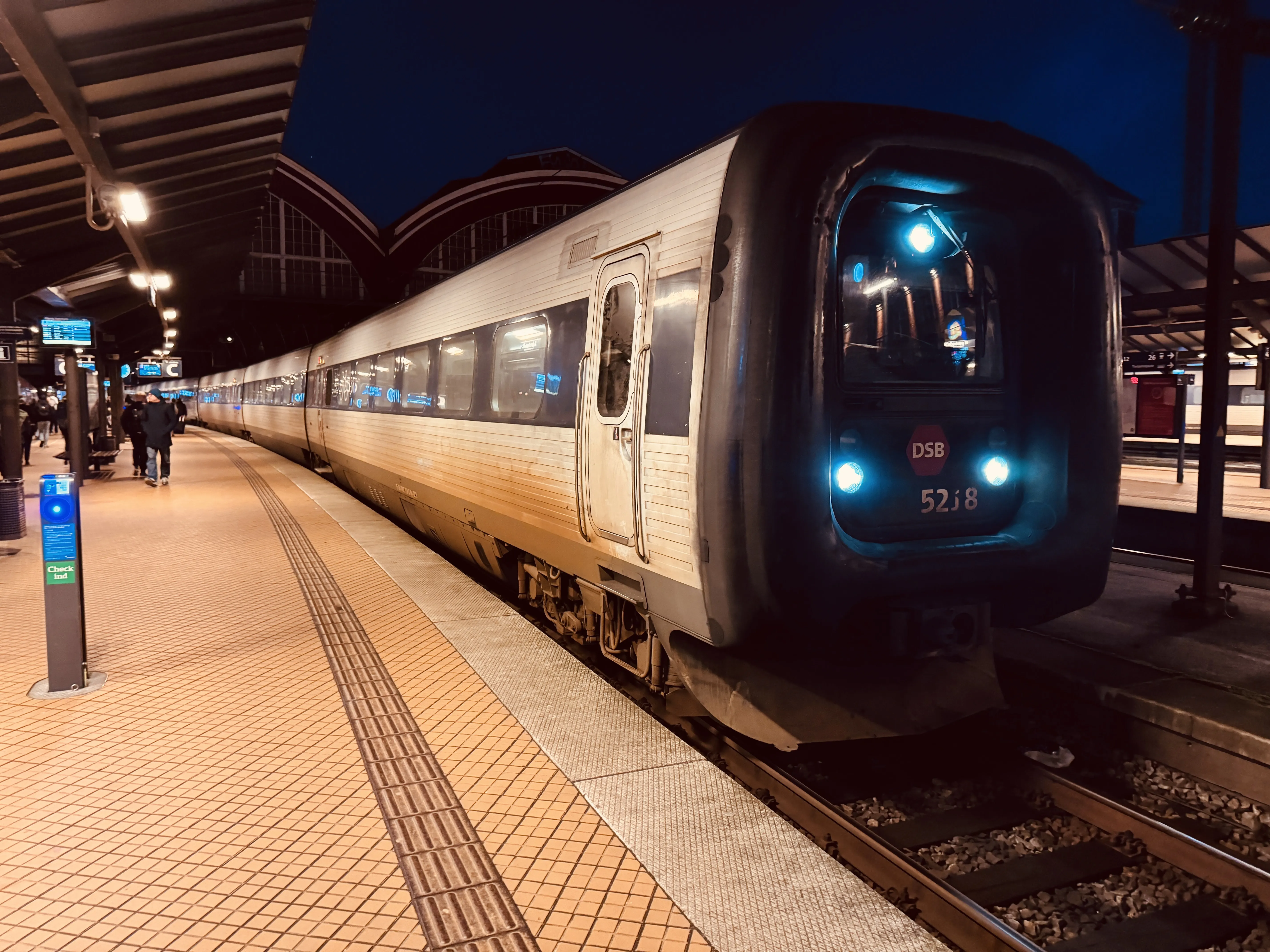 Billede af DSB MF 5018 fotograferet ud for København Hovedbanegård.