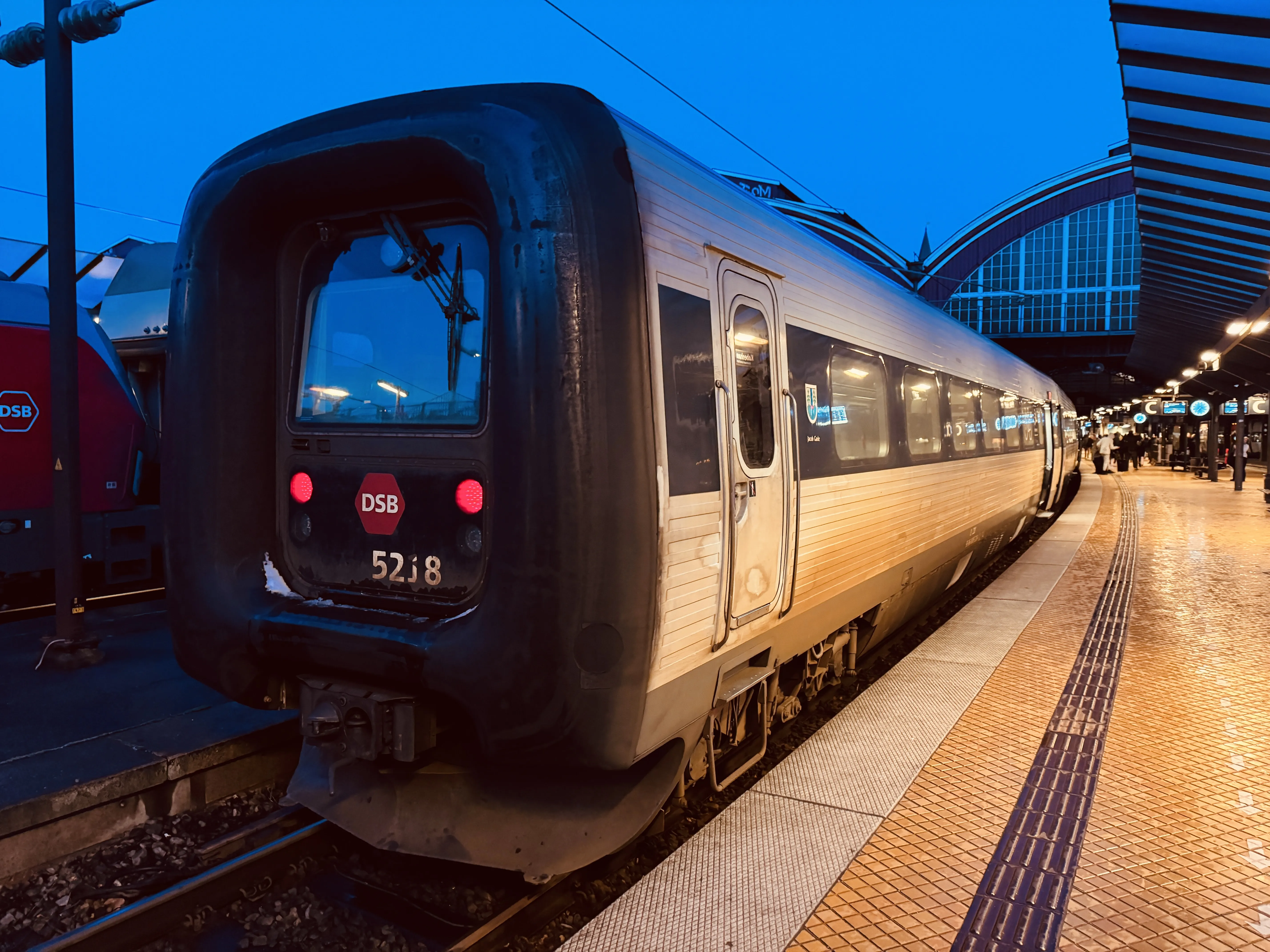 Billede af DSB MF 5018 fotograferet ud for København Hovedbanegård.