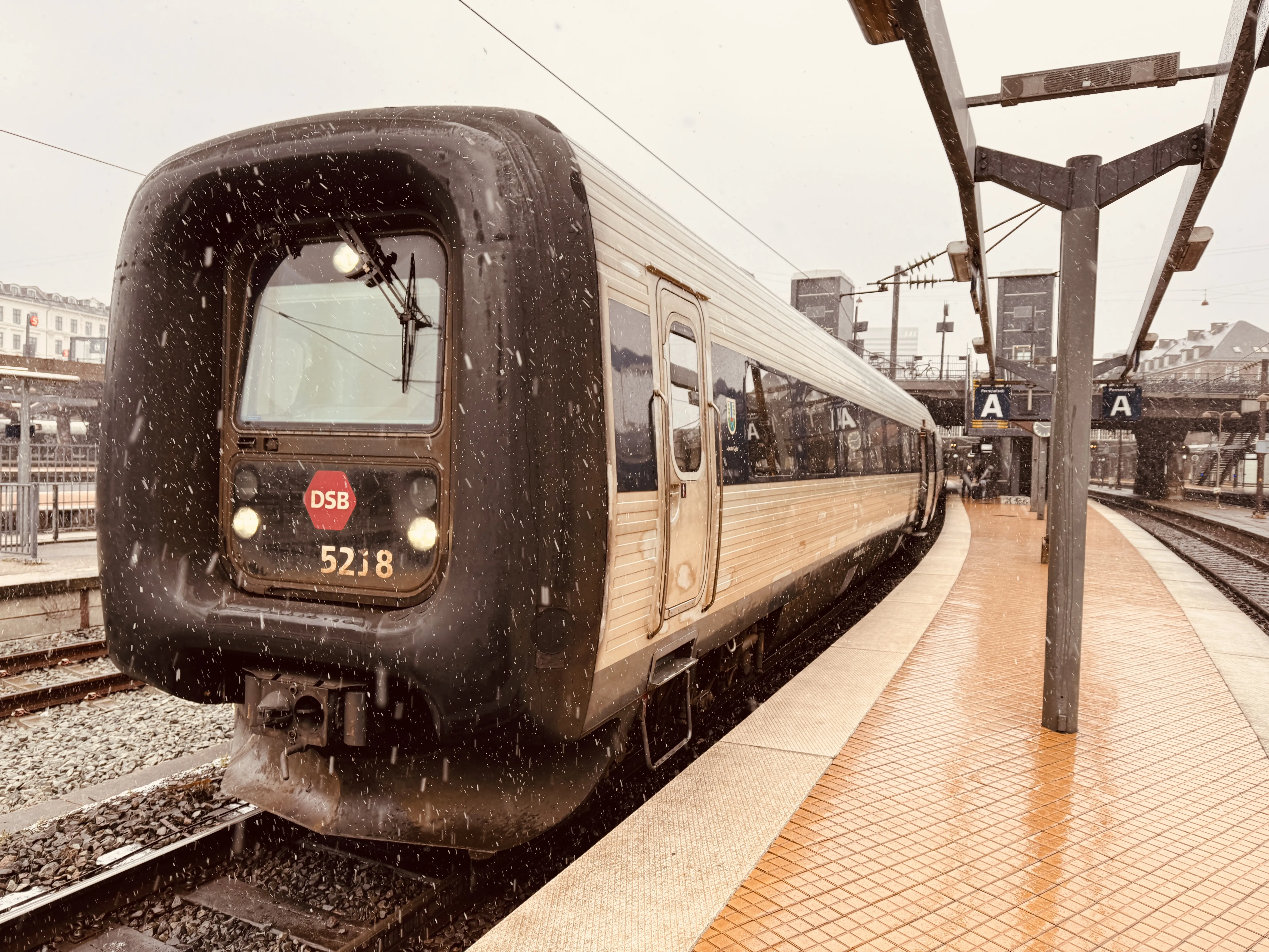 Billede af DSB MF 5018 fotograferet ud for København Hovedbanegård.