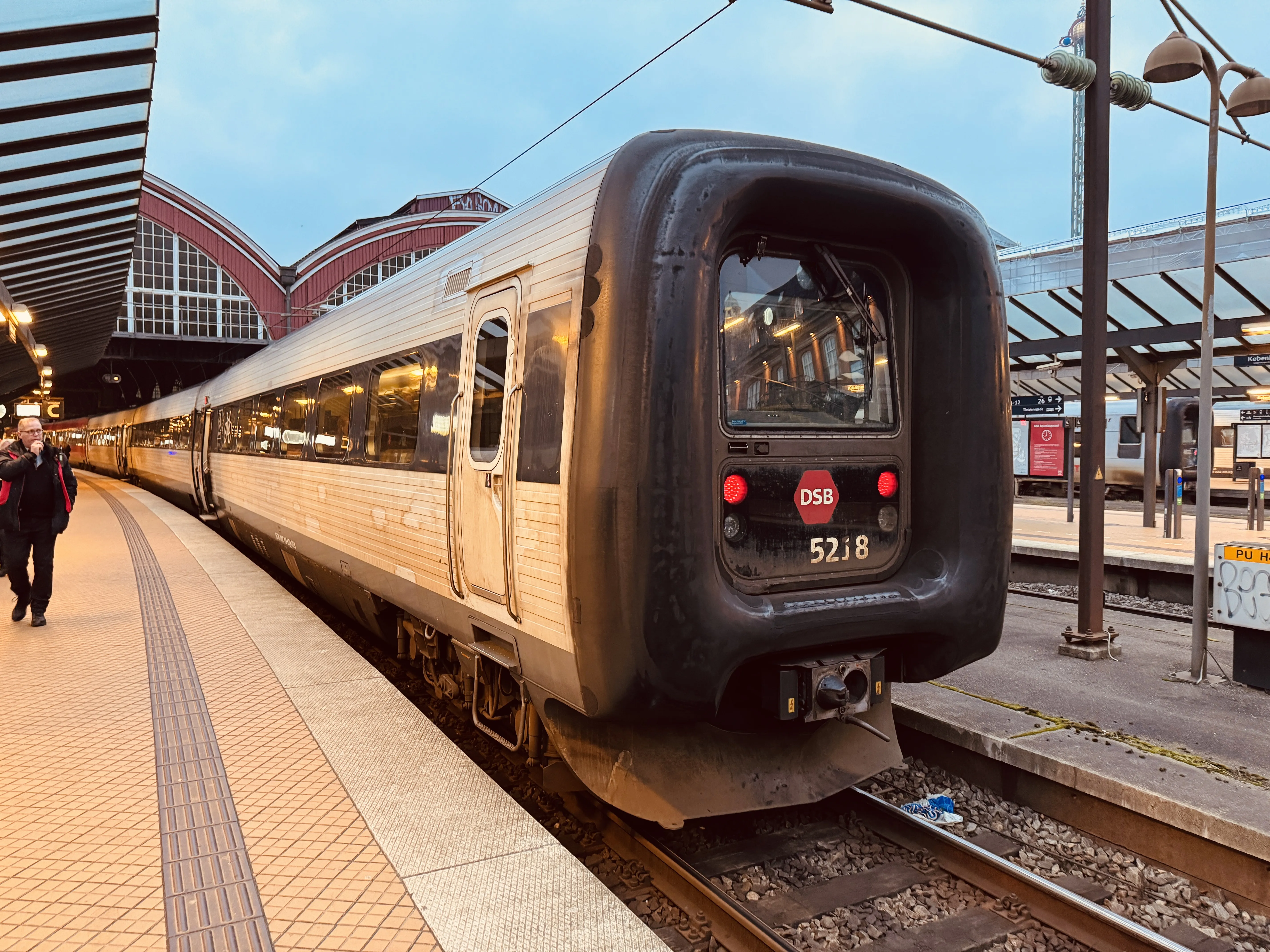 Billede af DSB MF 5018 fotograferet ud for København Hovedbanegård.