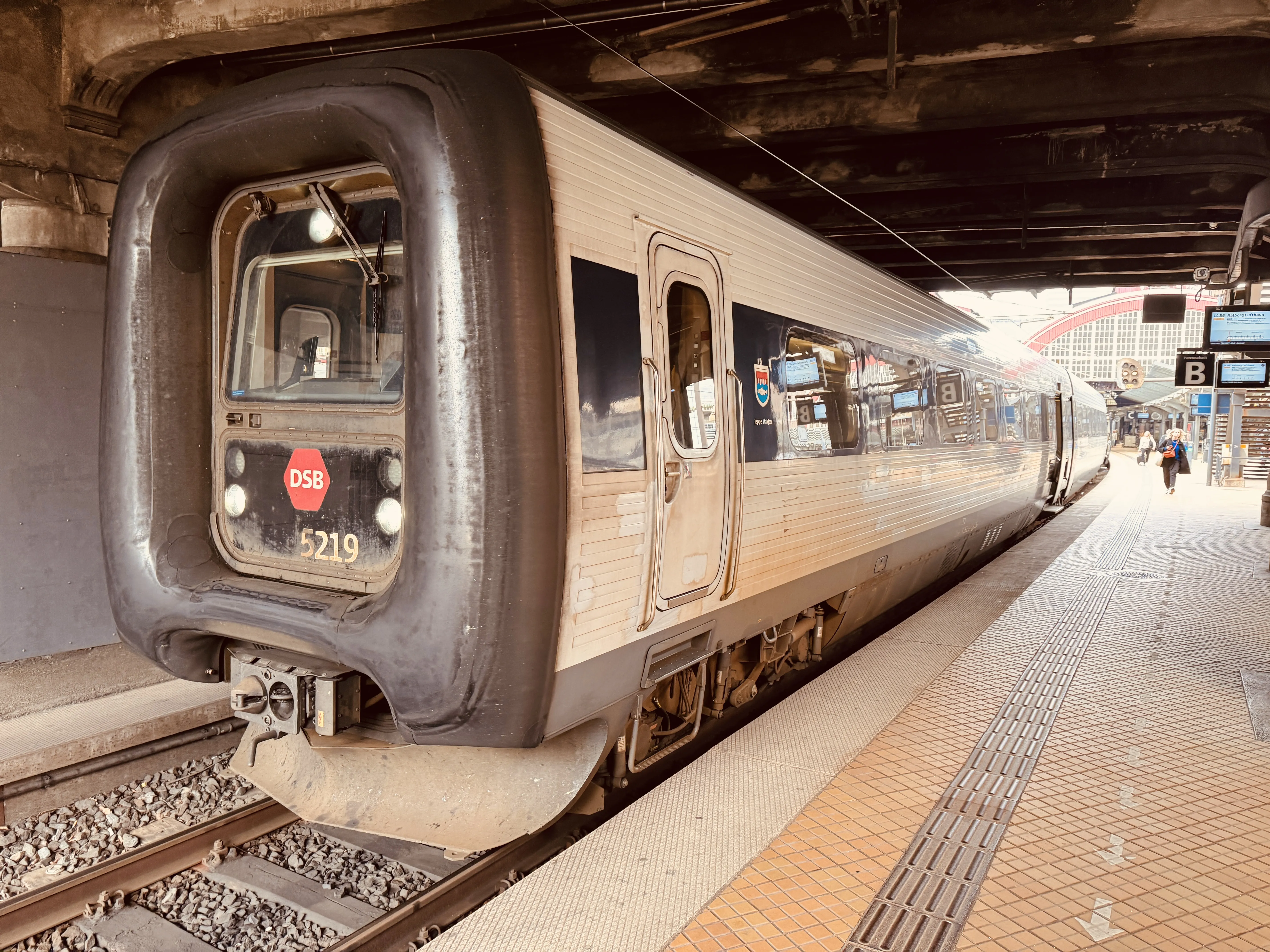 Billede af DSB MF 5019 fotograferet ud for København Hovedbanegård.