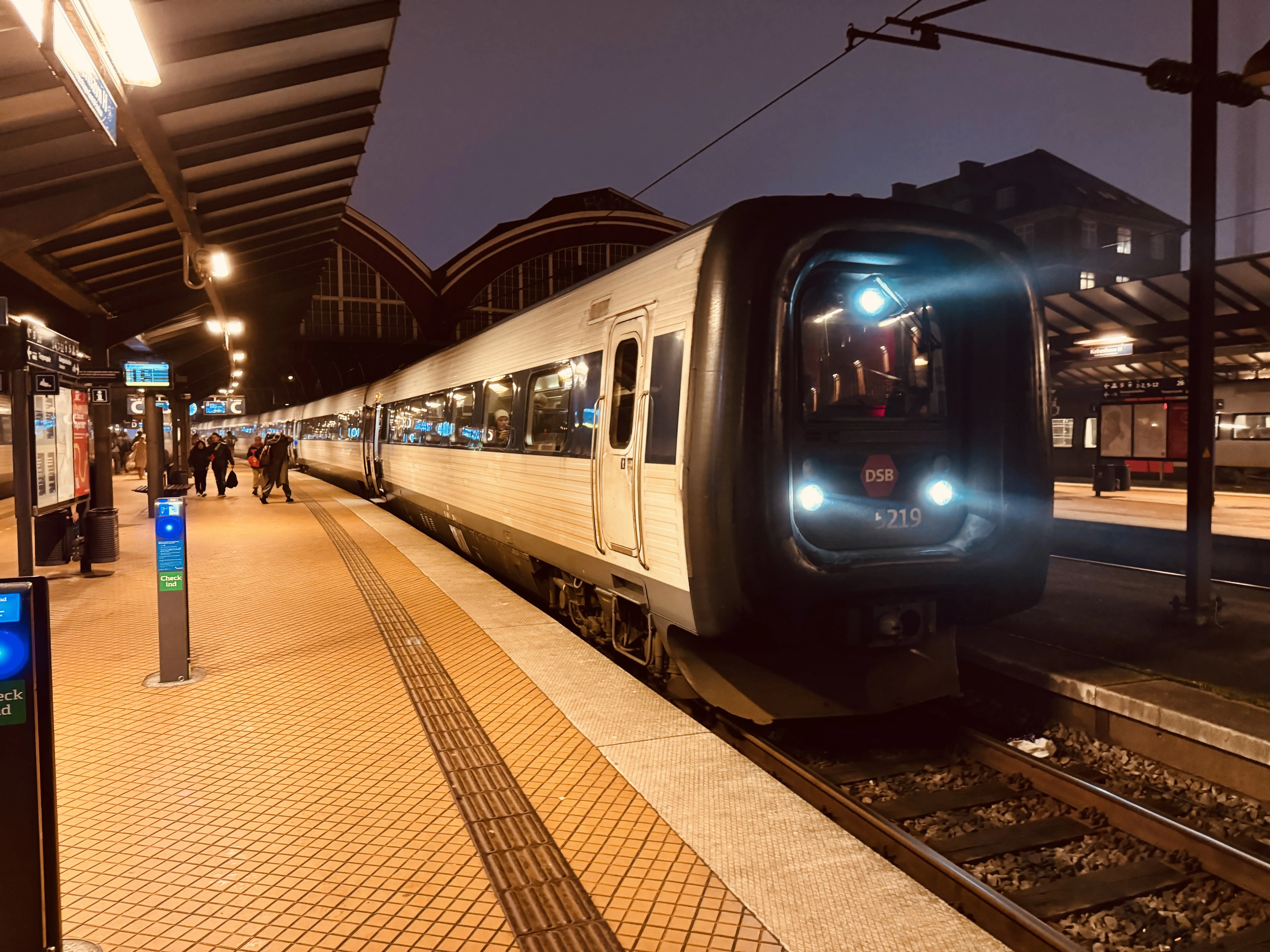 Billede af DSB MF 5019 fotograferet ud for København Hovedbanegård.