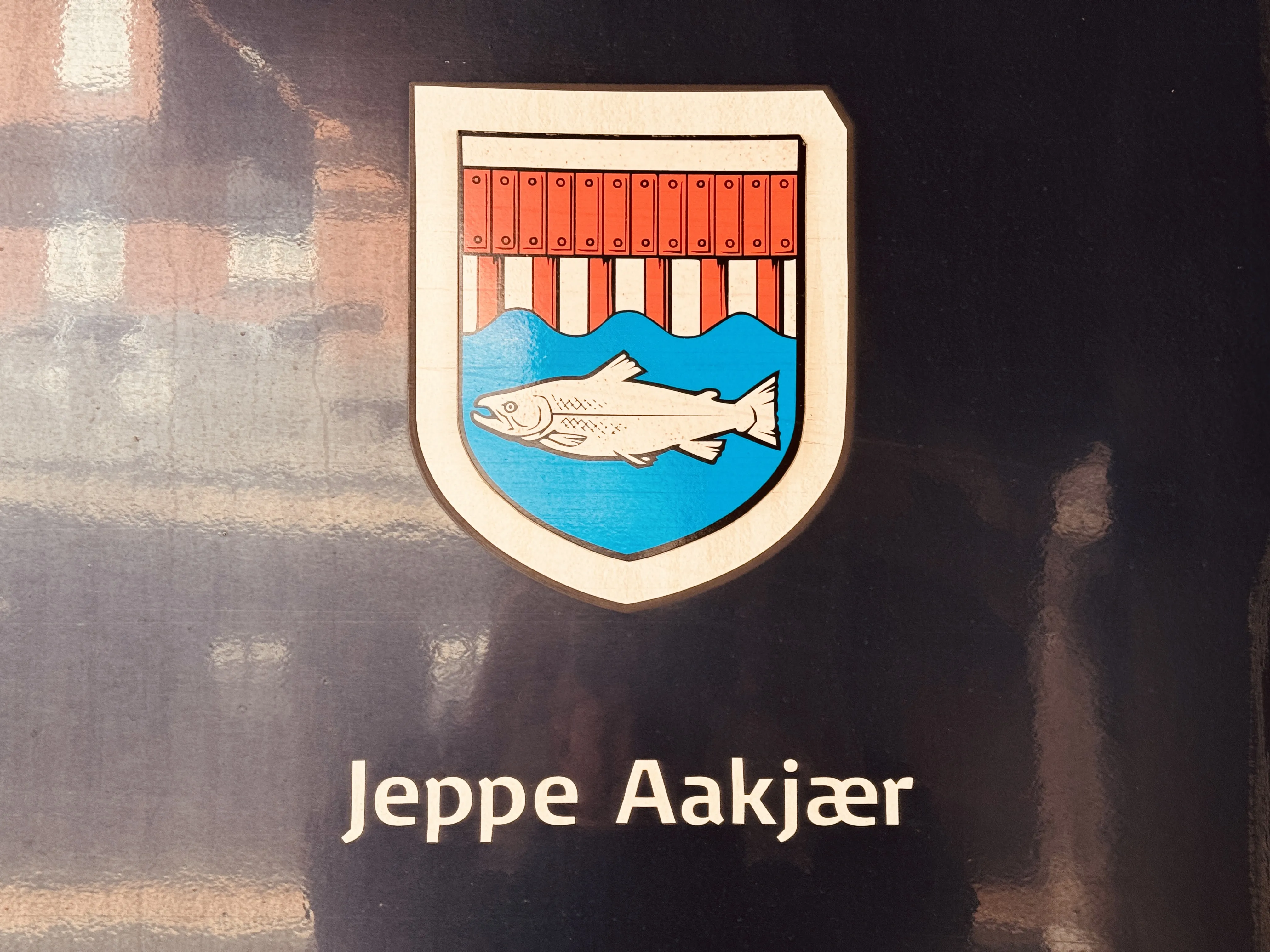 Billede af Skives byvåben og navngivet "Jeppe Aakjær" på siden af DSB MF 5019 fotograferet ud for København Hovedbanegård.