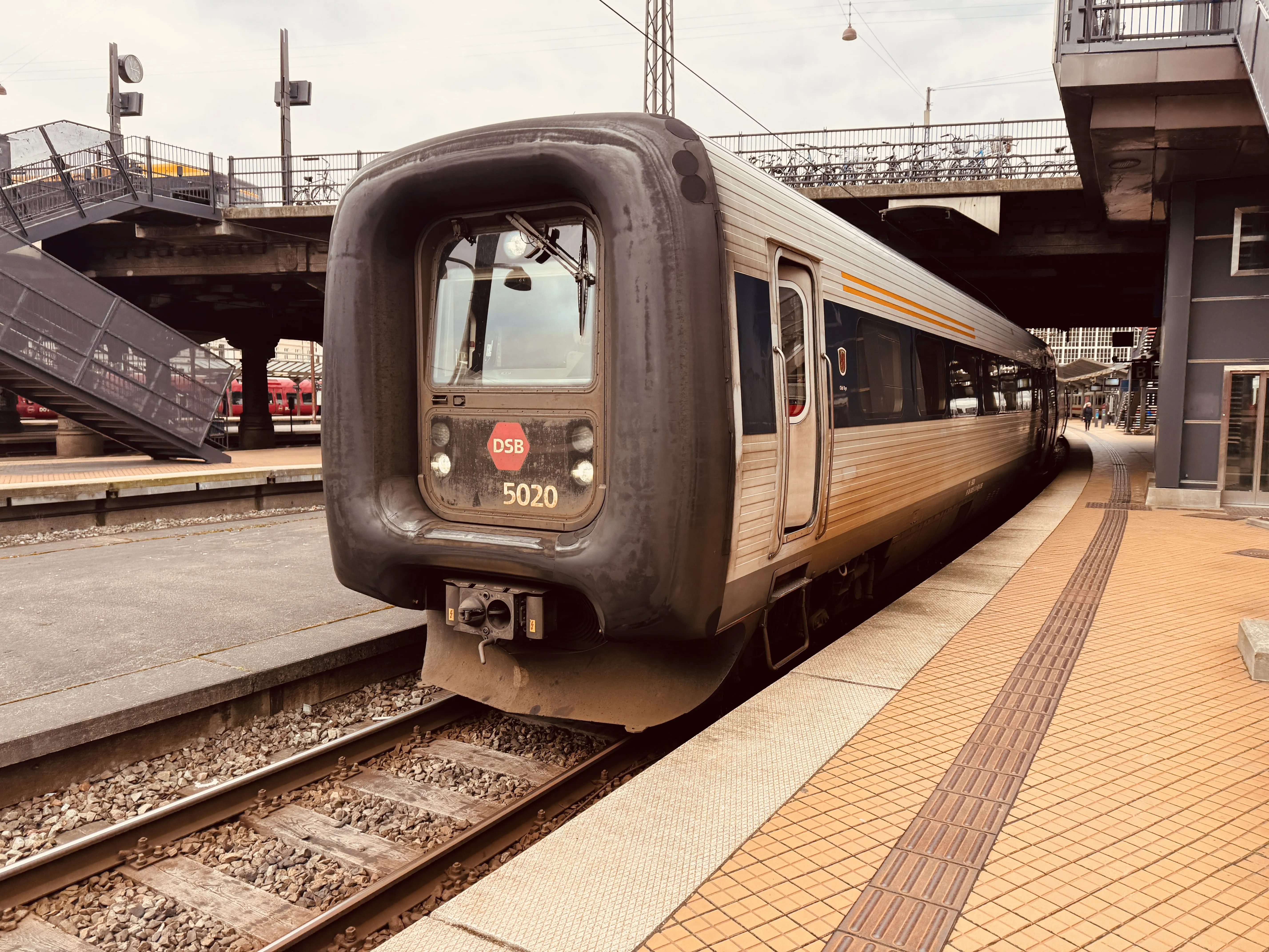 Billede af DSB MF 5020 fotograferet ud for København Hovedbanegård.