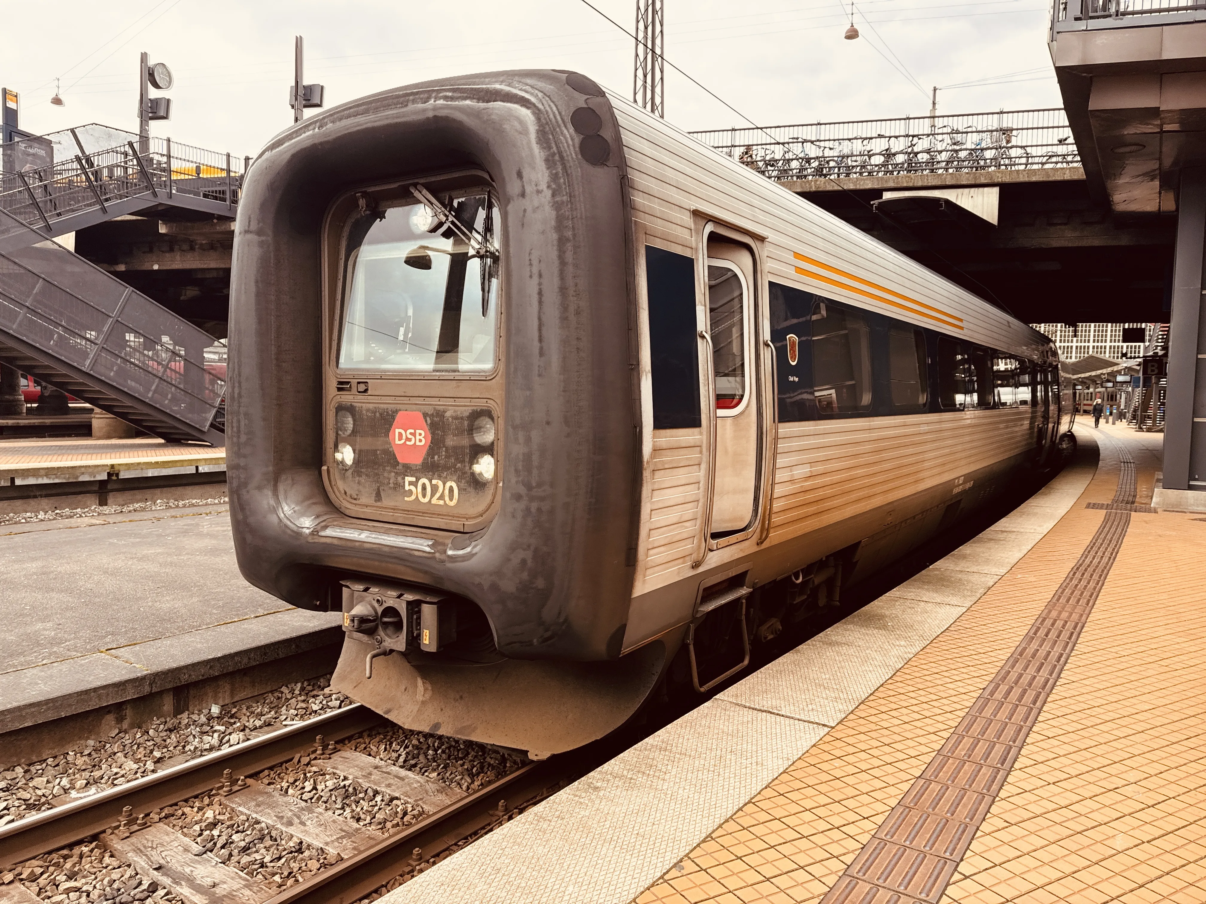 Billede af DSB MF 5020 fotograferet ud for København Hovedbanegård.