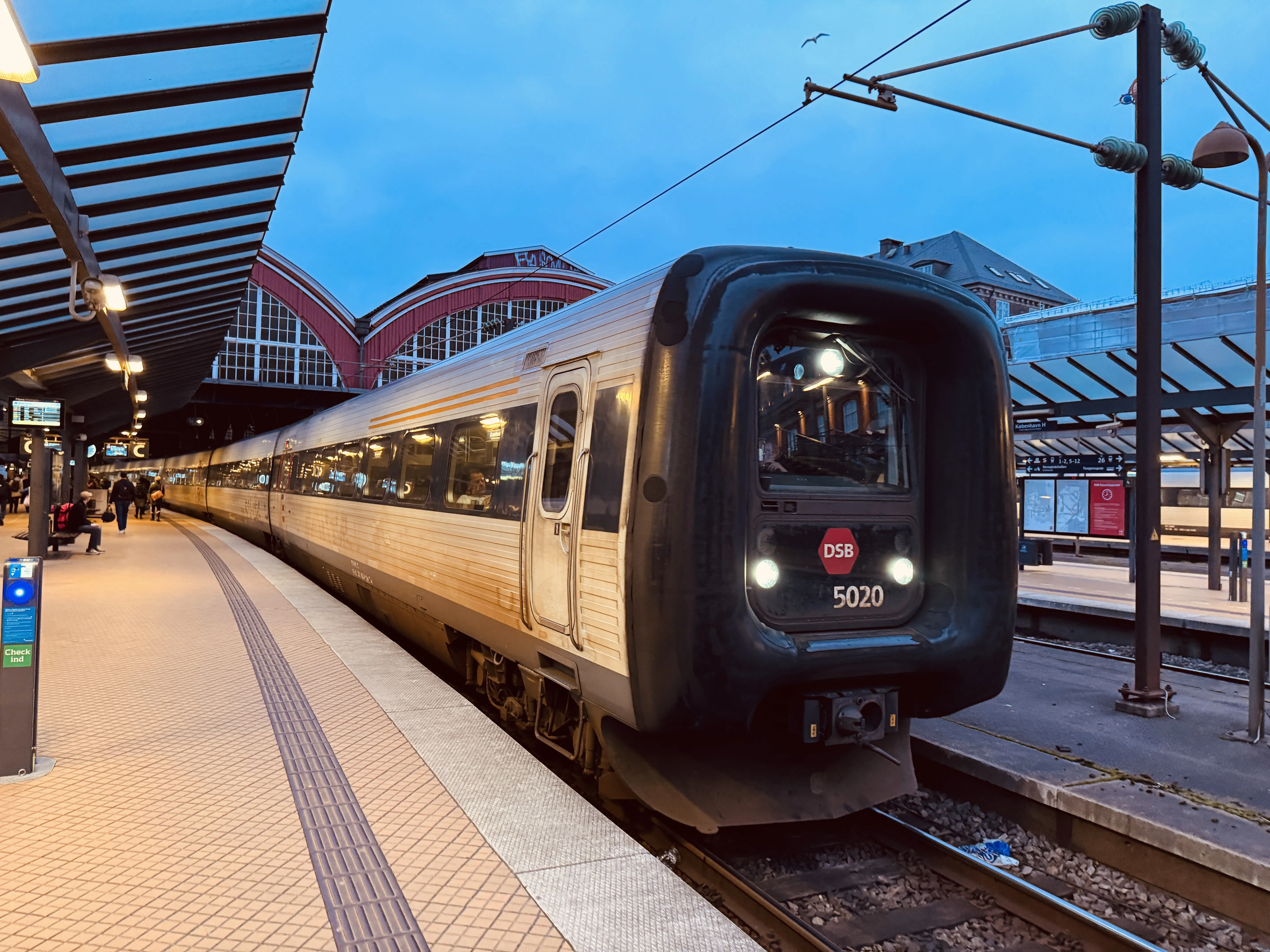 Billede af DSB MF 5020 fotograferet ud for København Hovedbanegård.