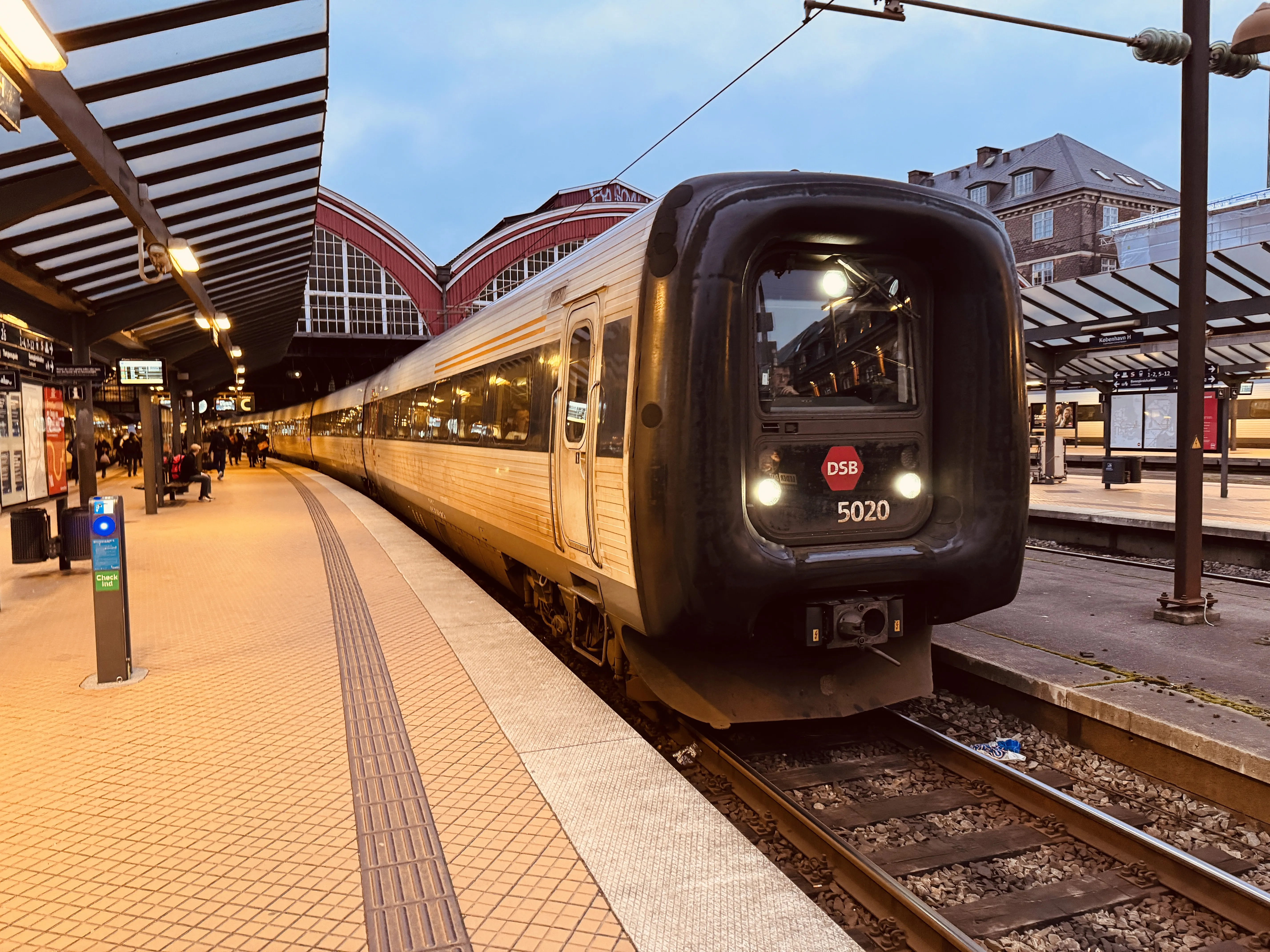 Billede af DSB MF 5020 fotograferet ud for København Hovedbanegård.