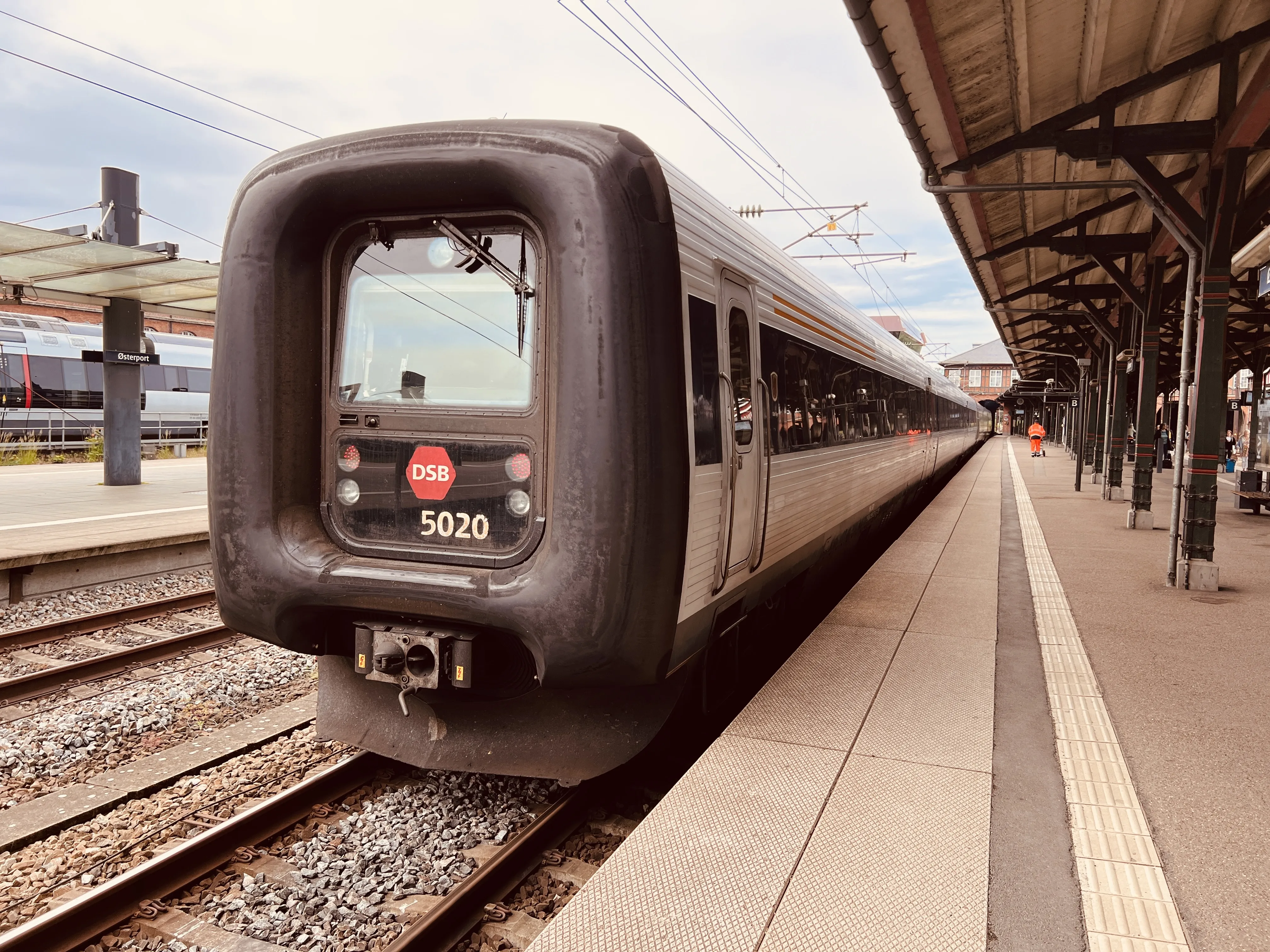 Billede af DSB MF 5020 fotograferet ud for Østerport Station.