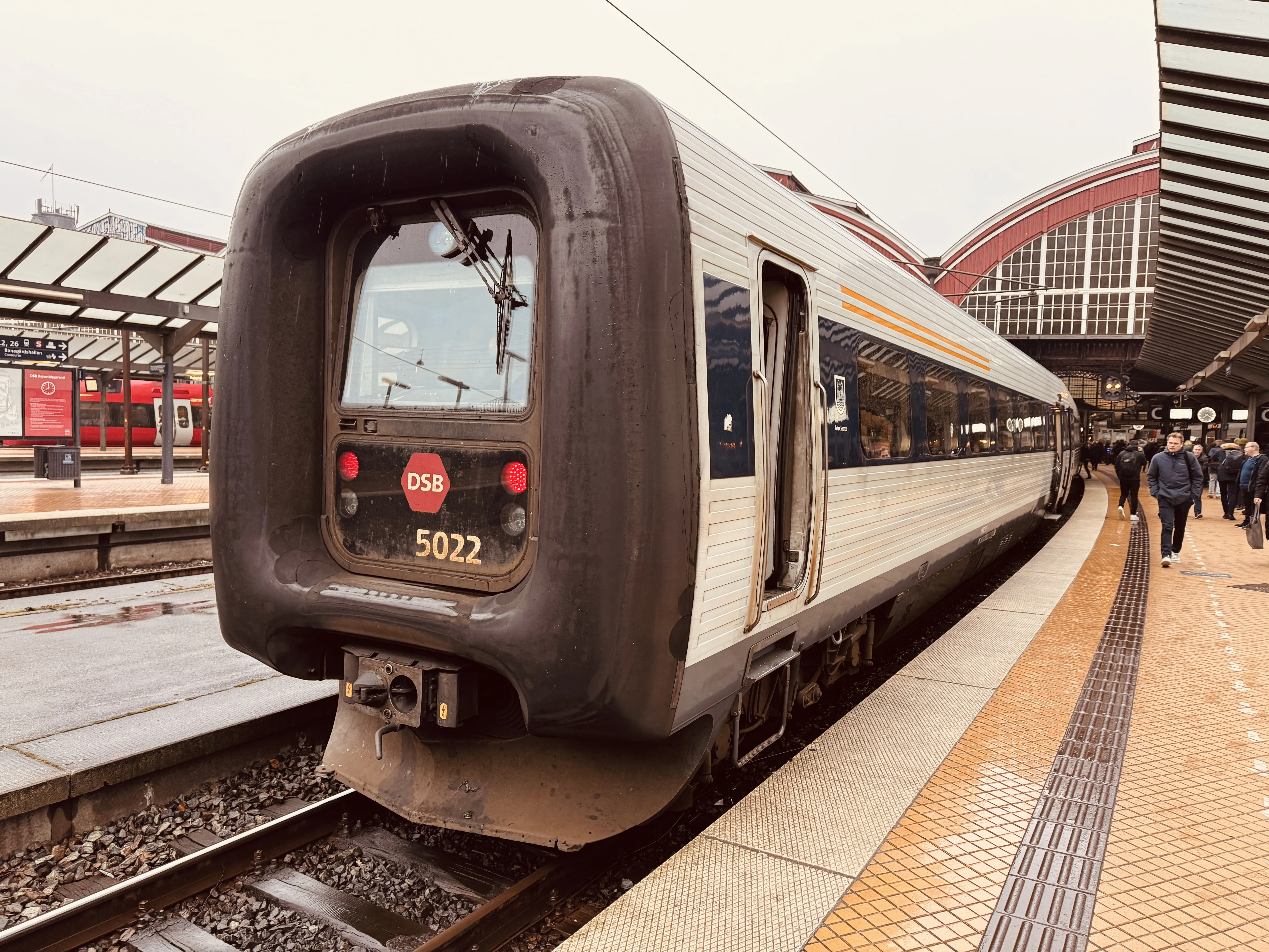 Billede af DSB MF 5022 fotograferet ud for København Hovedbanegård.