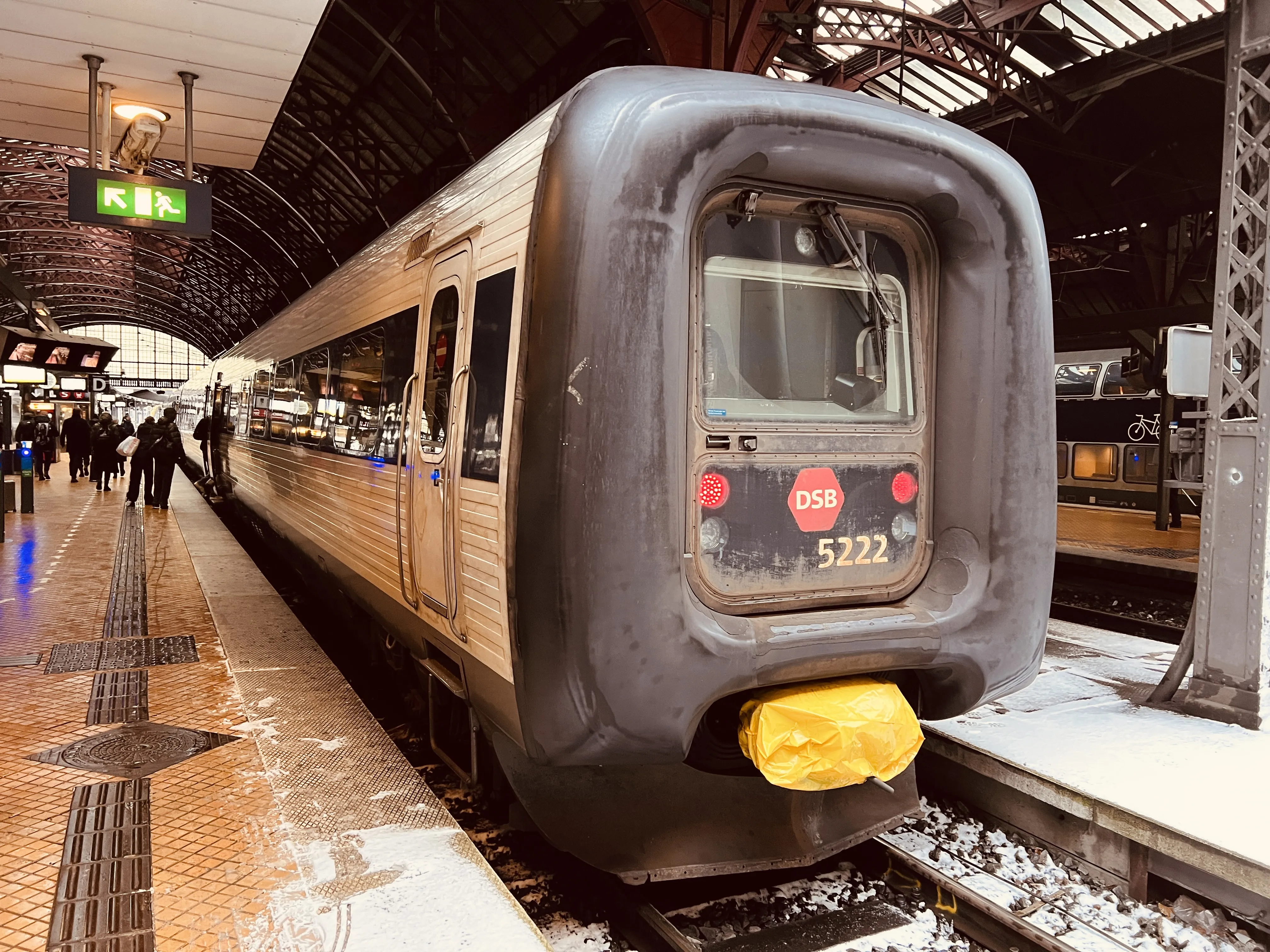 Billede af DSB MF 5022 fotograferet ud for København Hovedbanegård.