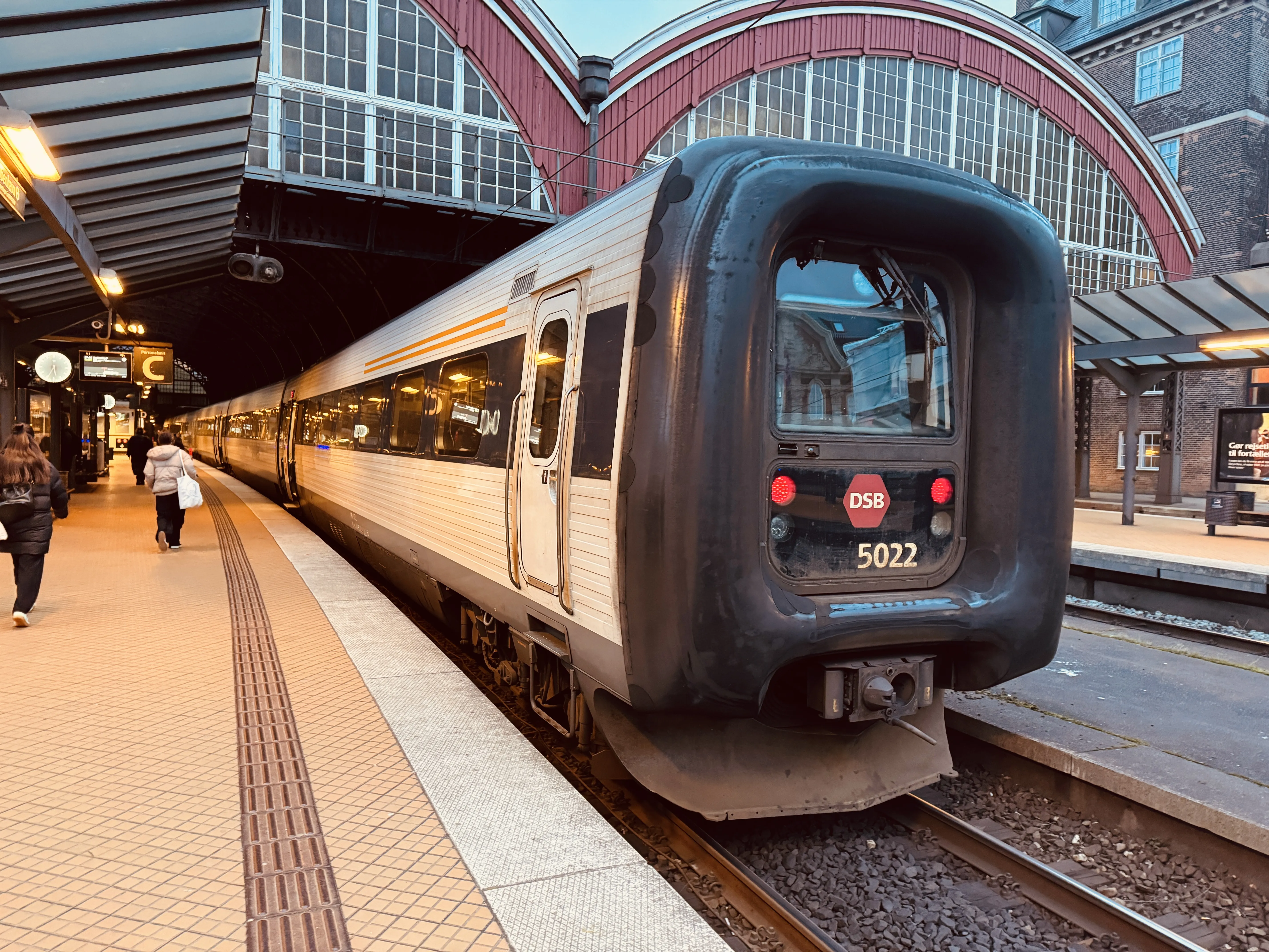 Billede af DSB MF 5022 fotograferet ud for København Hovedbanegård.