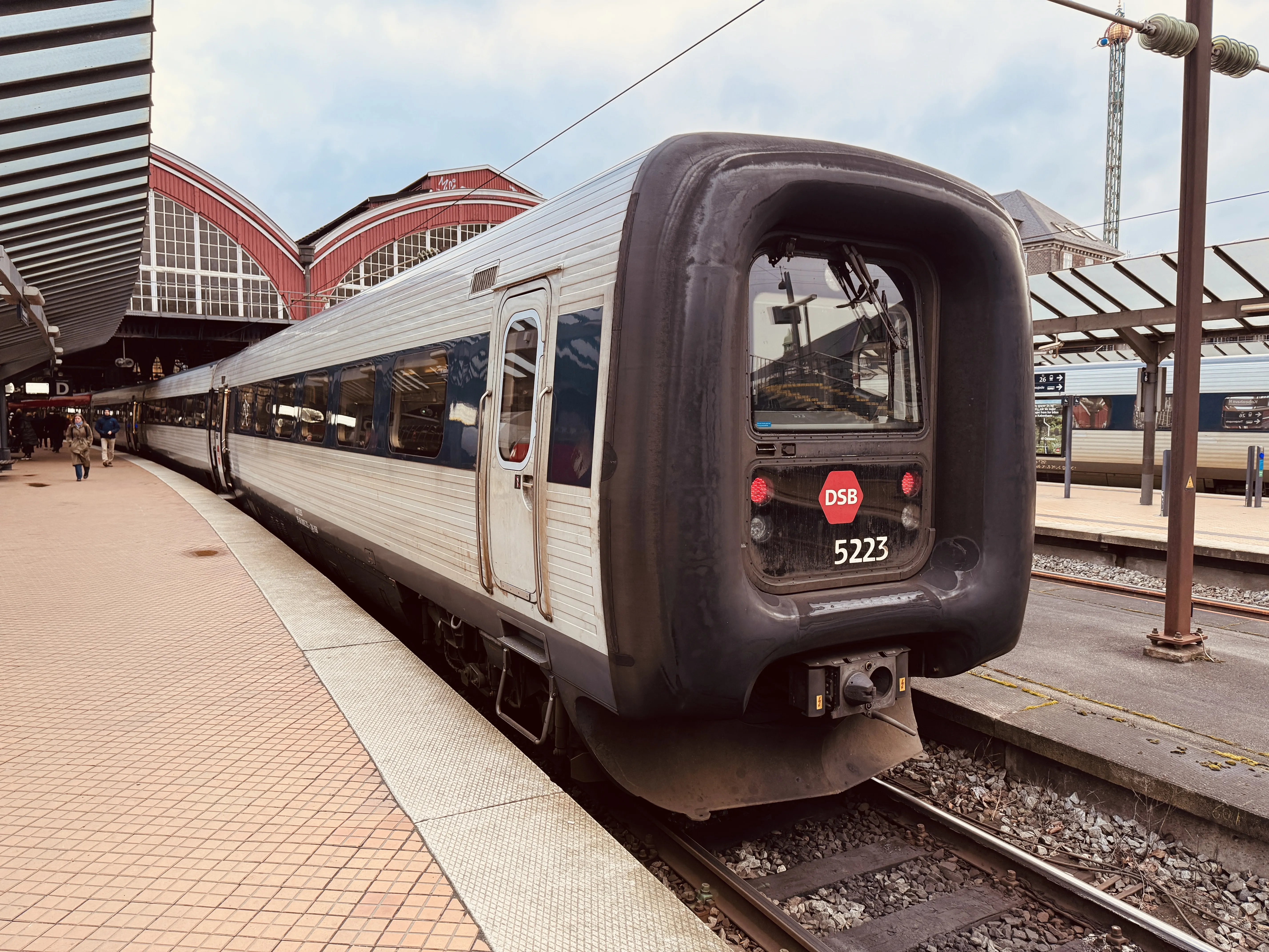 Billede af DSB MF 5023 fotograferet ud for København Hovedbanegård.