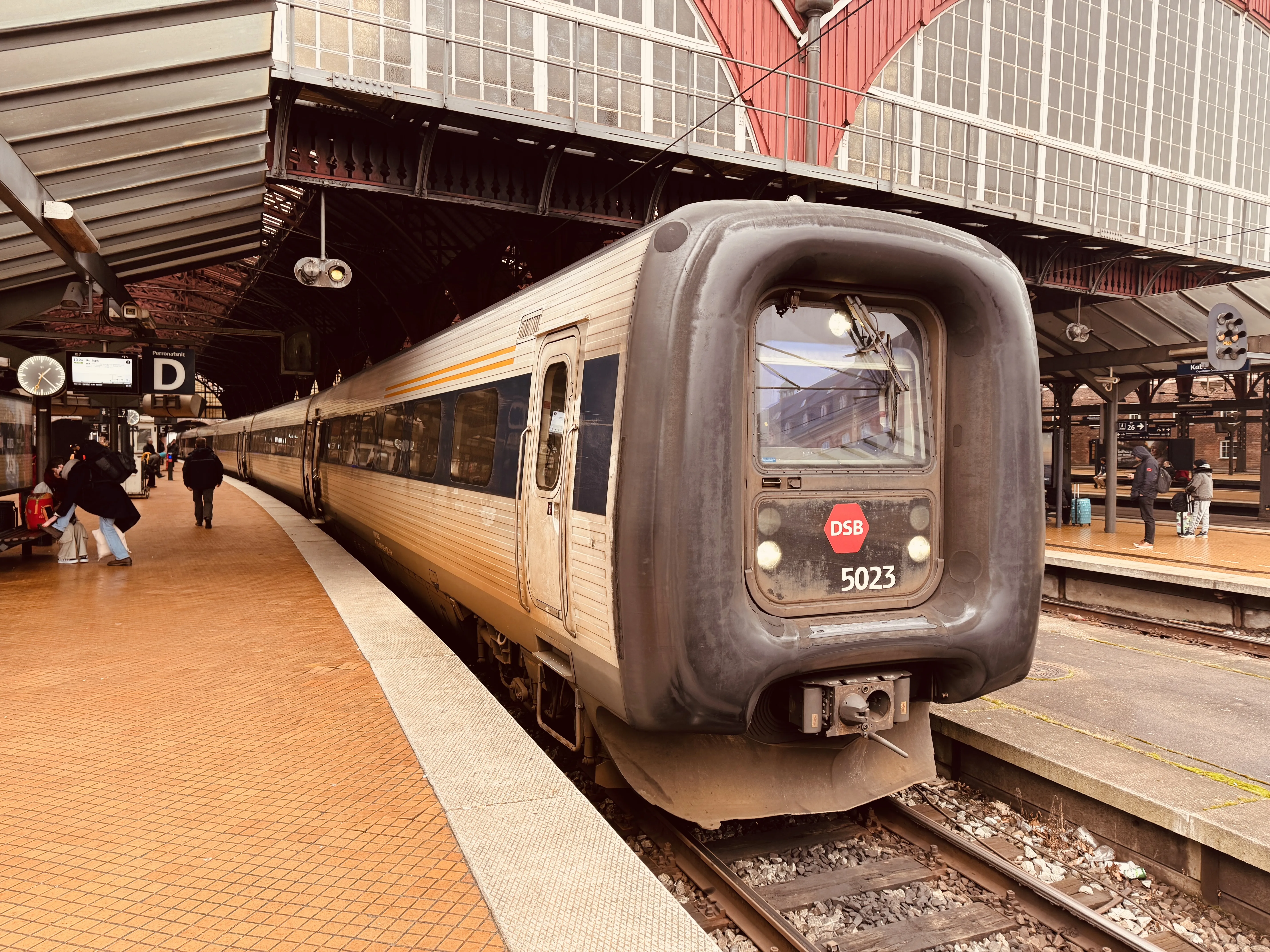 Billede af DSB MF 5023 fotograferet ud for København Hovedbanegård.