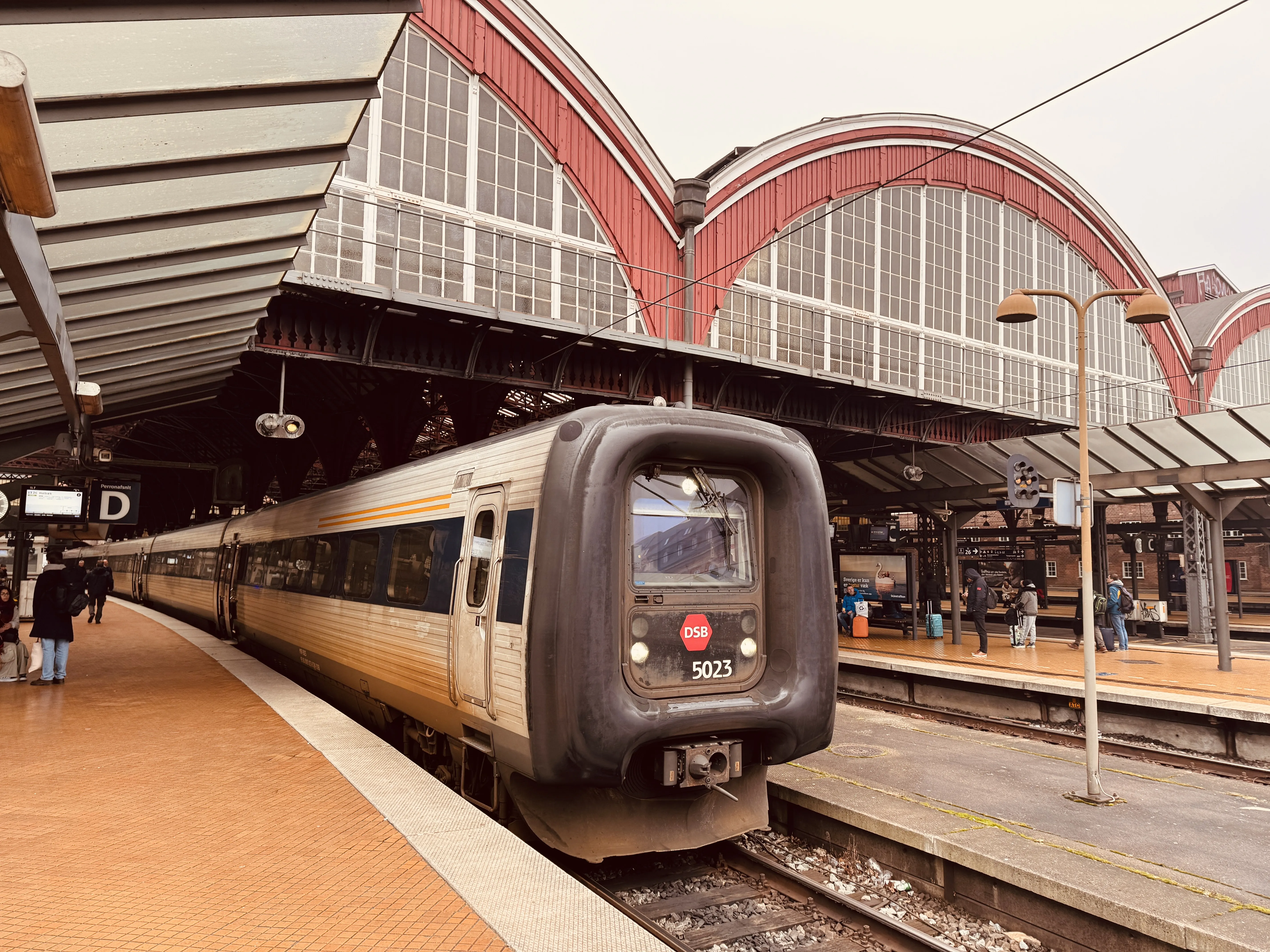 Billede af DSB MF 5023 fotograferet ud for København Hovedbanegård.