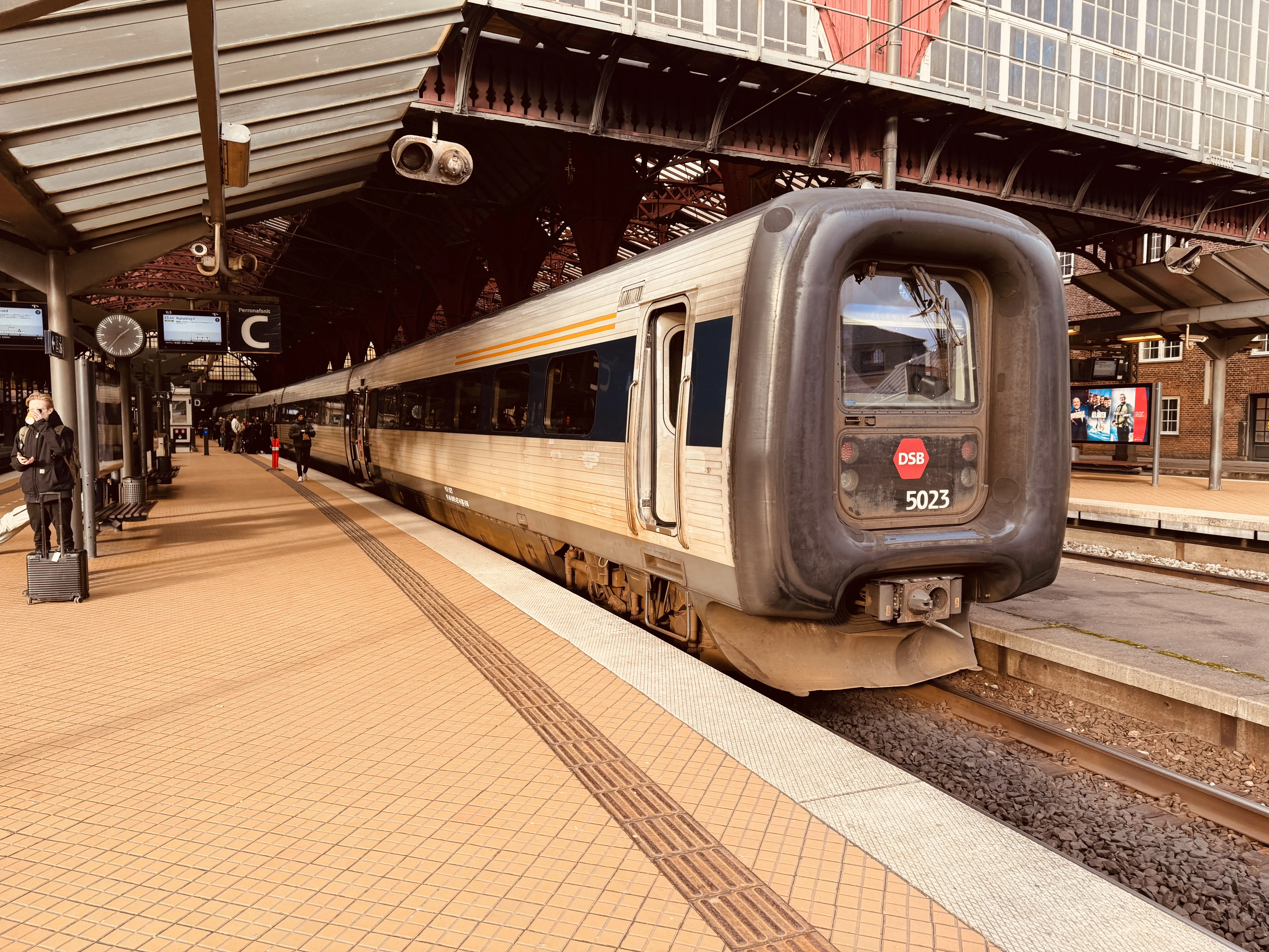 Billede af DSB MF 5023 fotograferet ud for København Hovedbanegård.